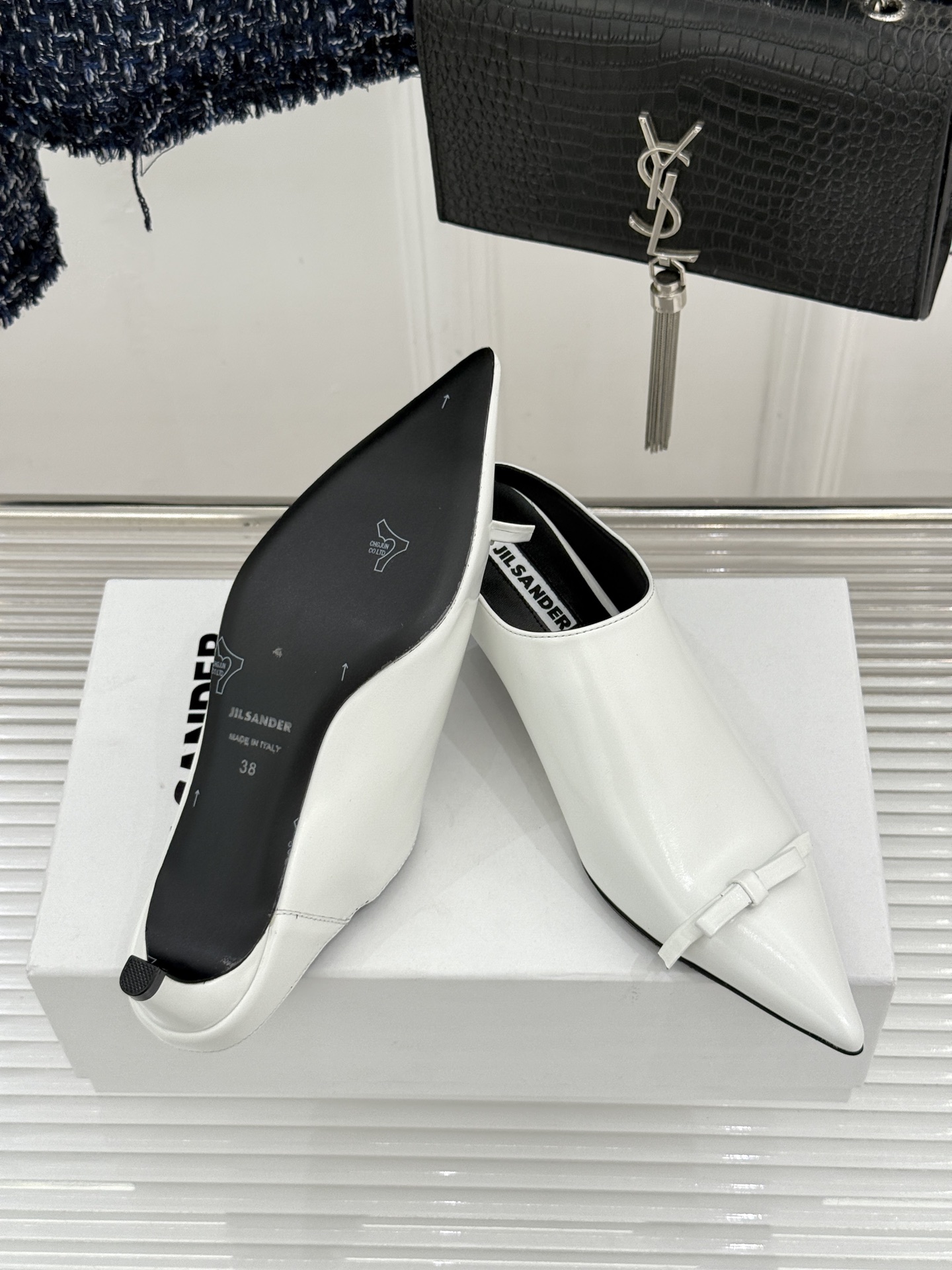 Jil Sander/吉尔桑达经典极简蝴蝶结尖头猫跟半拖鞋以极简笔触书写高级质感。利落尖头勾勒利落线条2