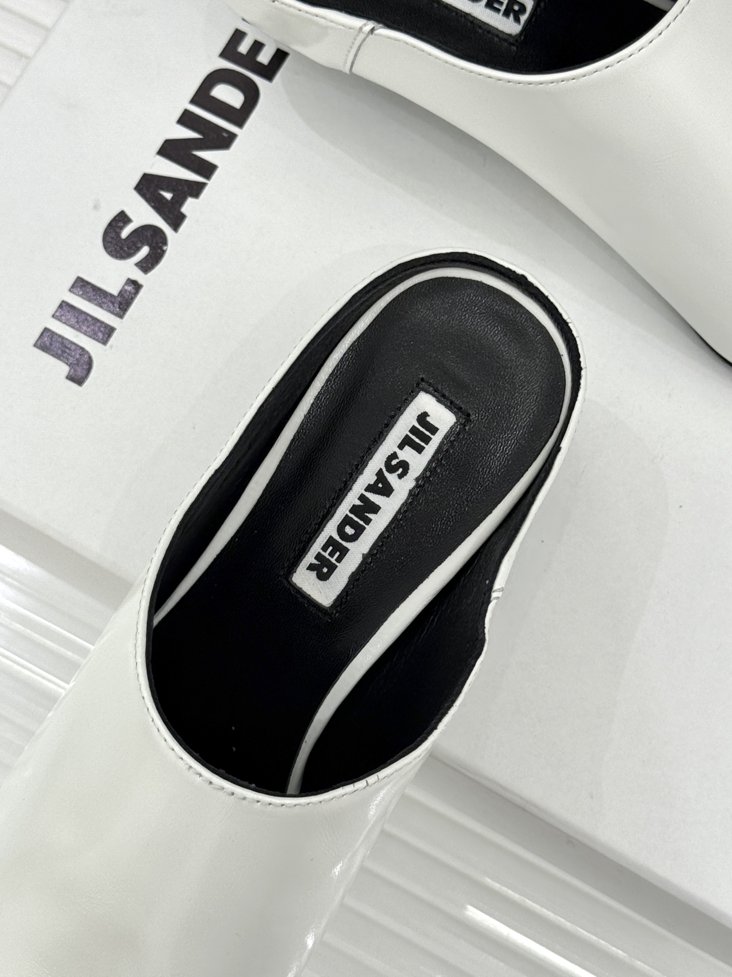 Jil Sander/吉尔桑达经典极简蝴蝶结尖头猫跟半拖鞋以极简笔触书写高级质感。利落尖头勾勒利落线条2