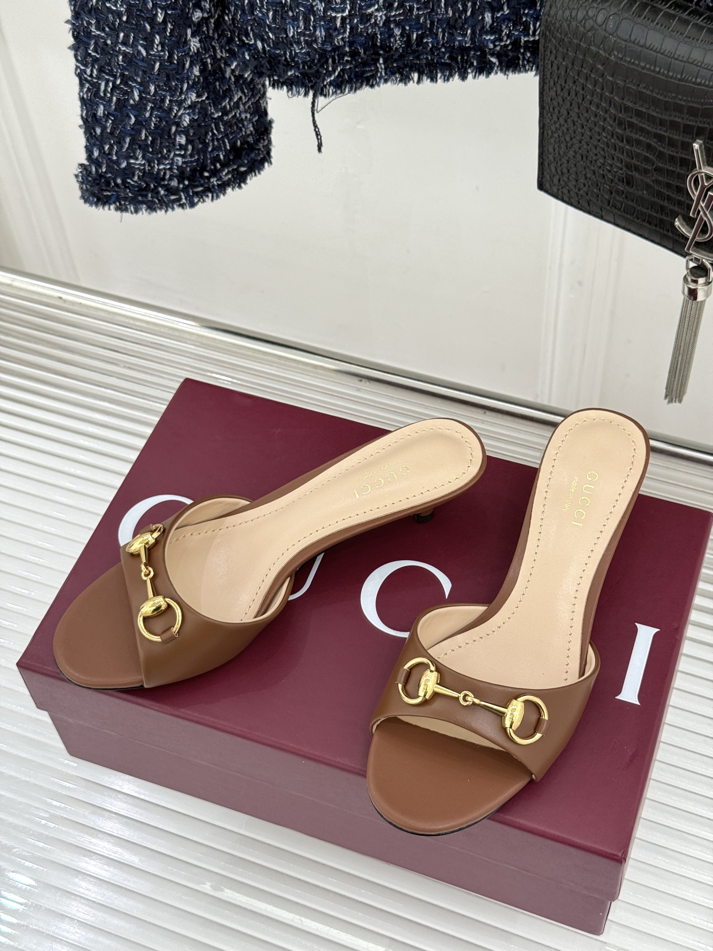 Gucci经典马衔扣鱼嘴猫跟拖鞋以经典马衔扣续写意式传奇 。鱼嘴剪裁轻露趾尖纤细猫跟勾勒曼妙线条慵懒拖鞋