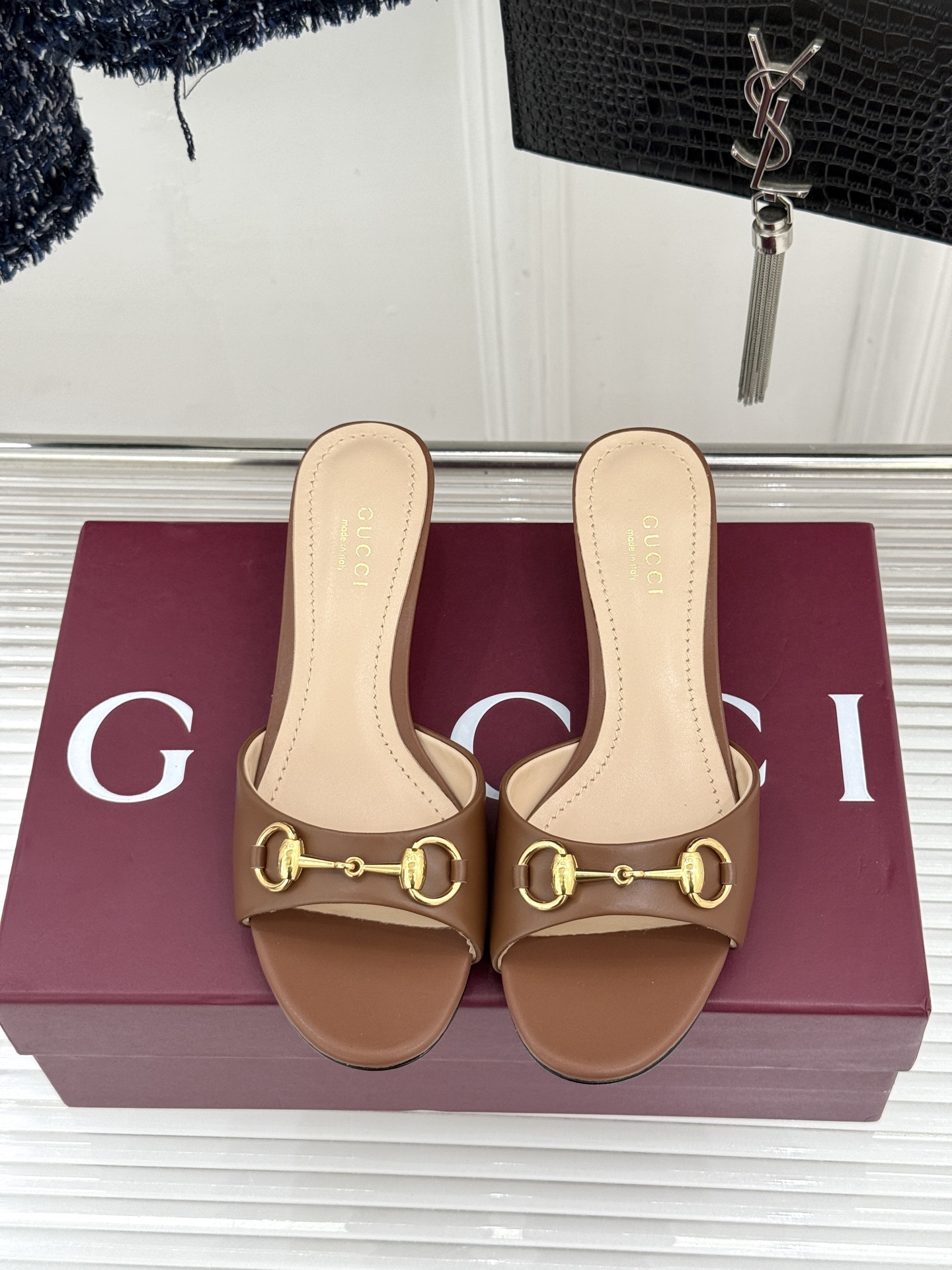 Gucci经典马衔扣鱼嘴猫跟拖鞋以经典马衔扣续写意式传奇 。鱼嘴剪裁轻露趾尖纤细猫跟勾勒曼妙线条慵懒拖鞋