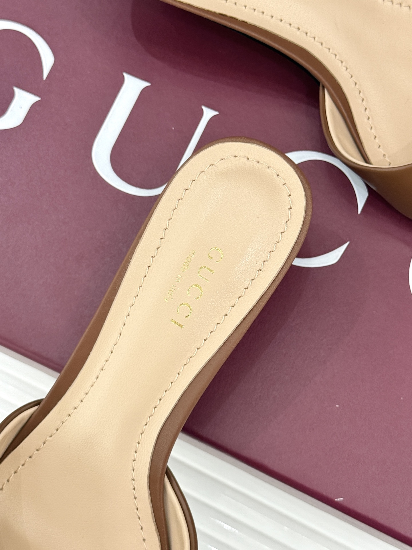 Gucci经典马衔扣鱼嘴猫跟拖鞋以经典马衔扣续写意式传奇 。鱼嘴剪裁轻露趾尖纤细猫跟勾勒曼妙线条慵懒拖鞋