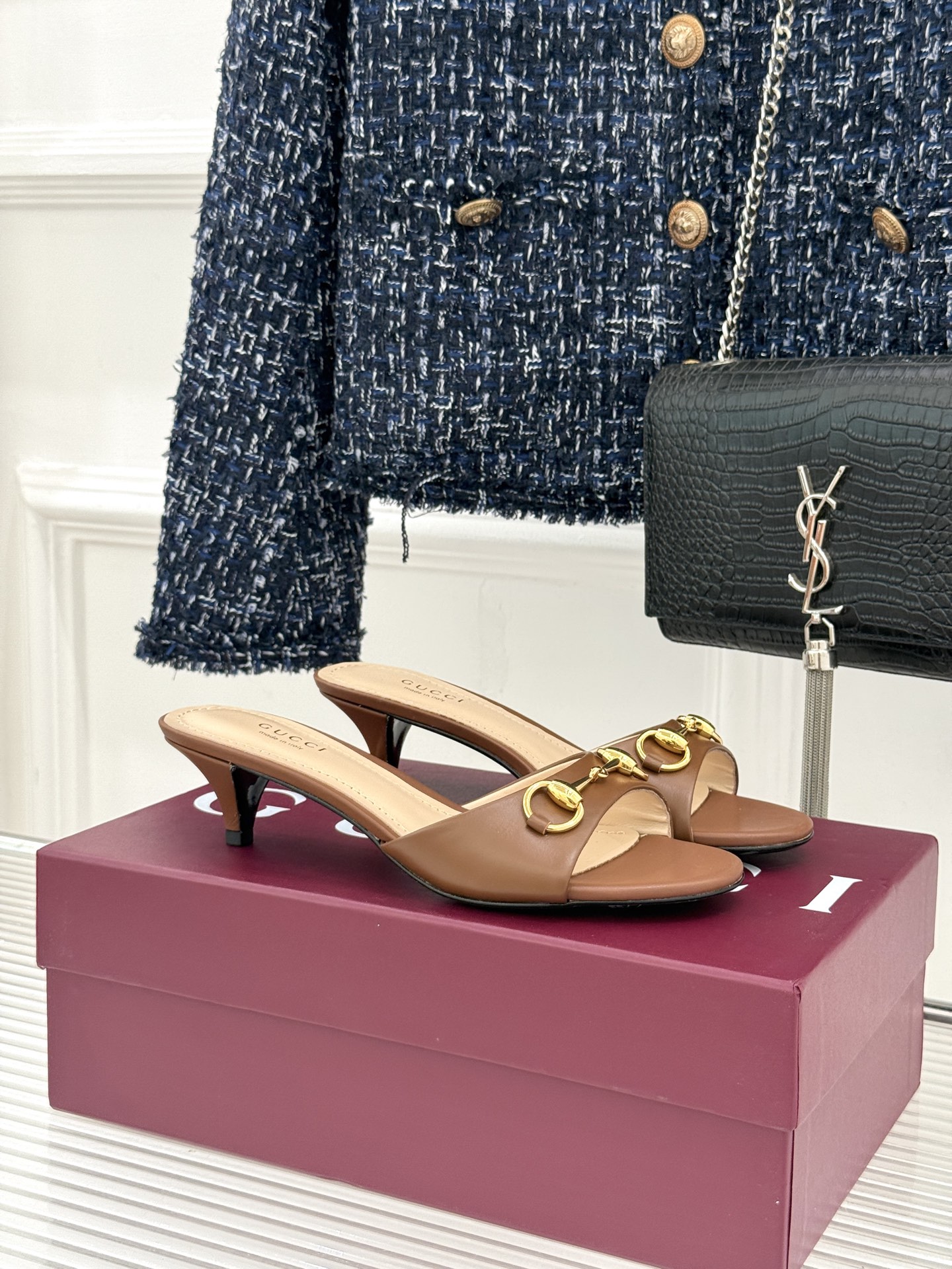 Gucci经典马衔扣鱼嘴猫跟拖鞋以经典马衔扣续写意式传奇 。鱼嘴剪裁轻露趾尖纤细猫跟勾勒曼妙线条慵懒拖鞋