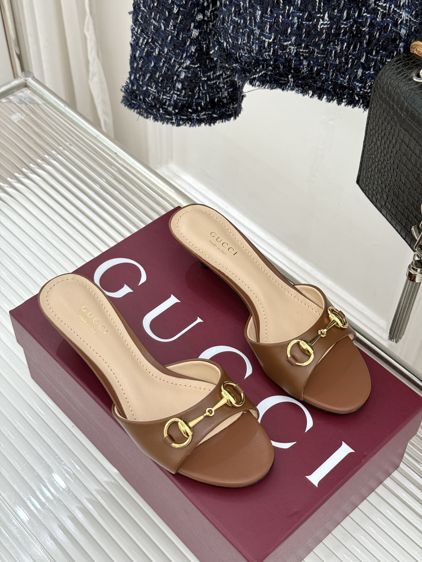 Gucci经典马衔扣鱼嘴猫跟拖鞋以经典马衔扣续写意式传奇 。鱼嘴剪裁轻露趾尖纤细猫跟勾勒曼妙线条慵懒拖鞋