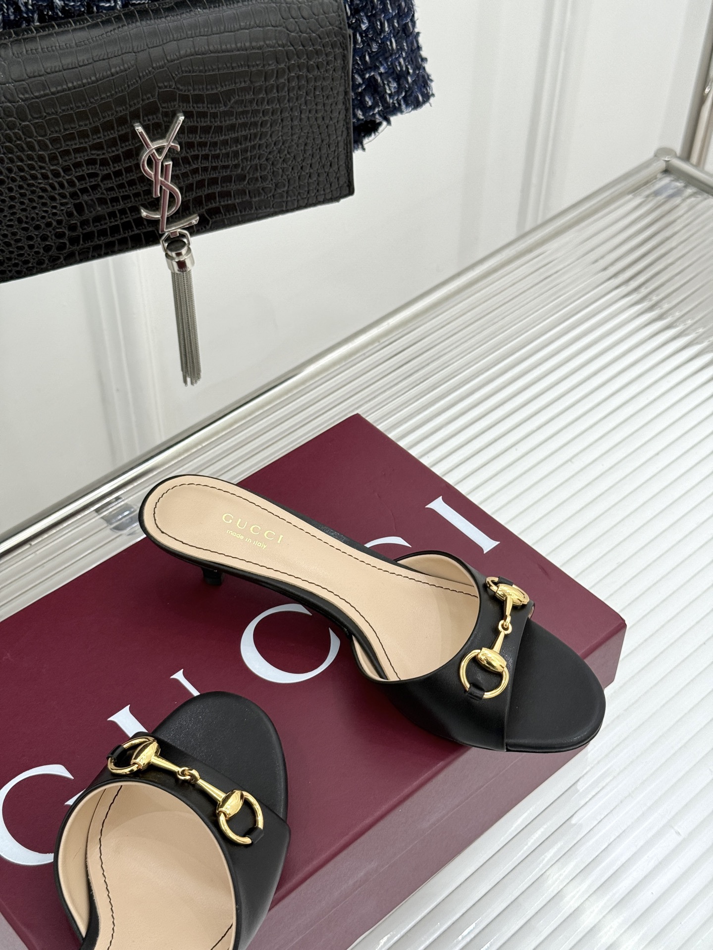 Gucci经典马衔扣鱼嘴猫跟拖鞋以经典马衔扣续写意式传奇 。鱼嘴剪裁轻露趾尖纤细猫跟勾勒曼妙线条慵懒拖鞋