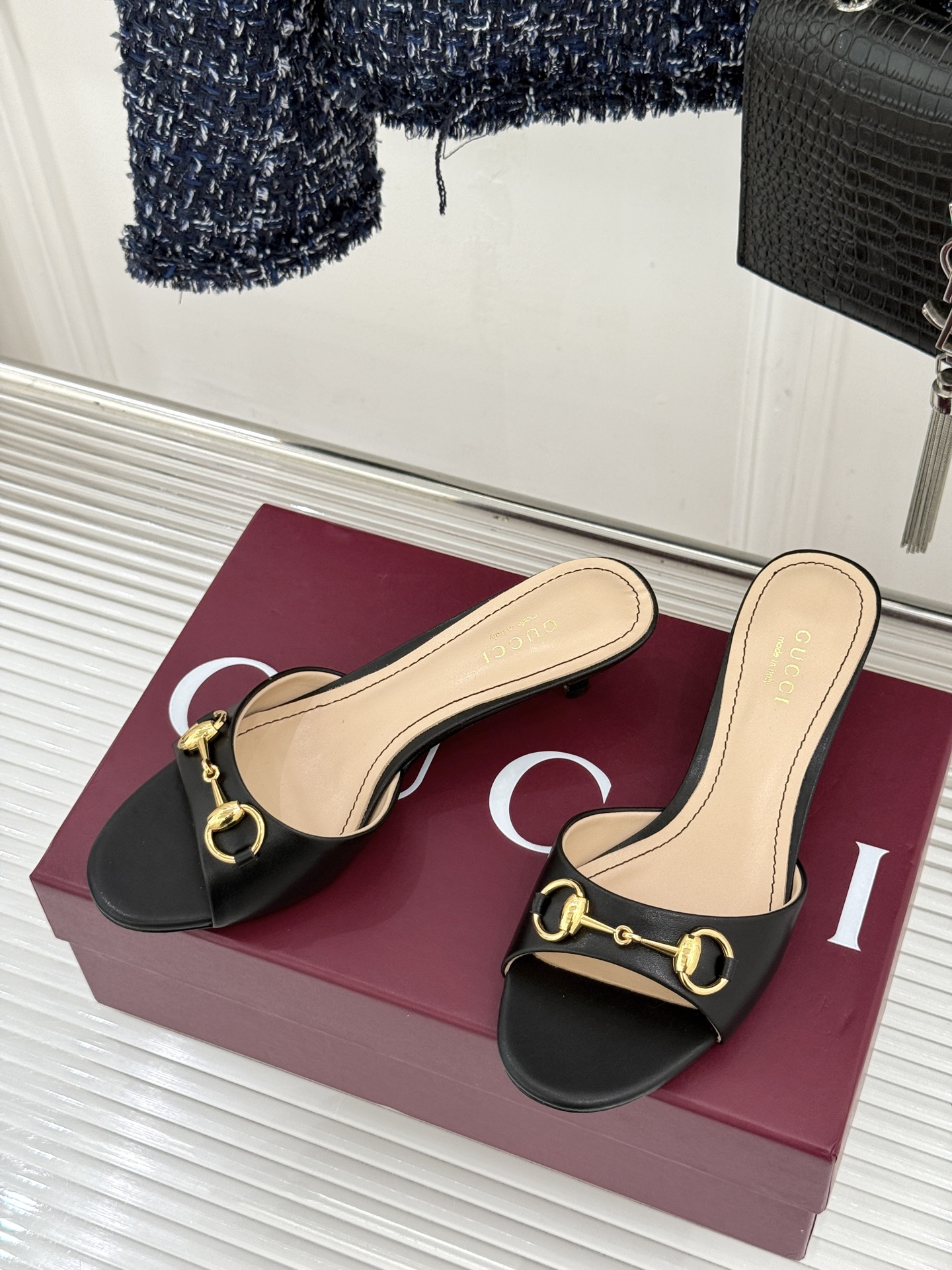 Gucci经典马衔扣鱼嘴猫跟拖鞋以经典马衔扣续写意式传奇 。鱼嘴剪裁轻露趾尖纤细猫跟勾勒曼妙线条慵懒拖鞋