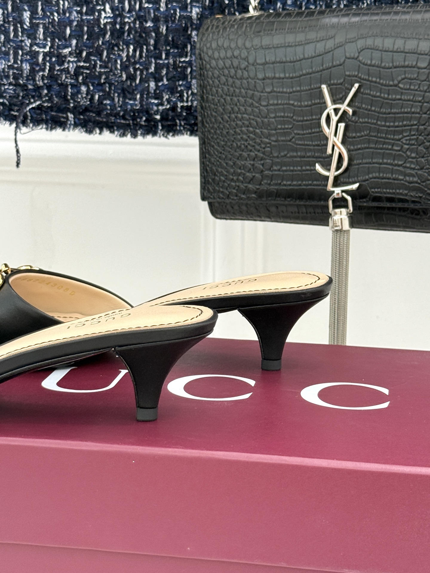 Gucci经典马衔扣鱼嘴猫跟拖鞋以经典马衔扣续写意式传奇 。鱼嘴剪裁轻露趾尖纤细猫跟勾勒曼妙线条慵懒拖鞋