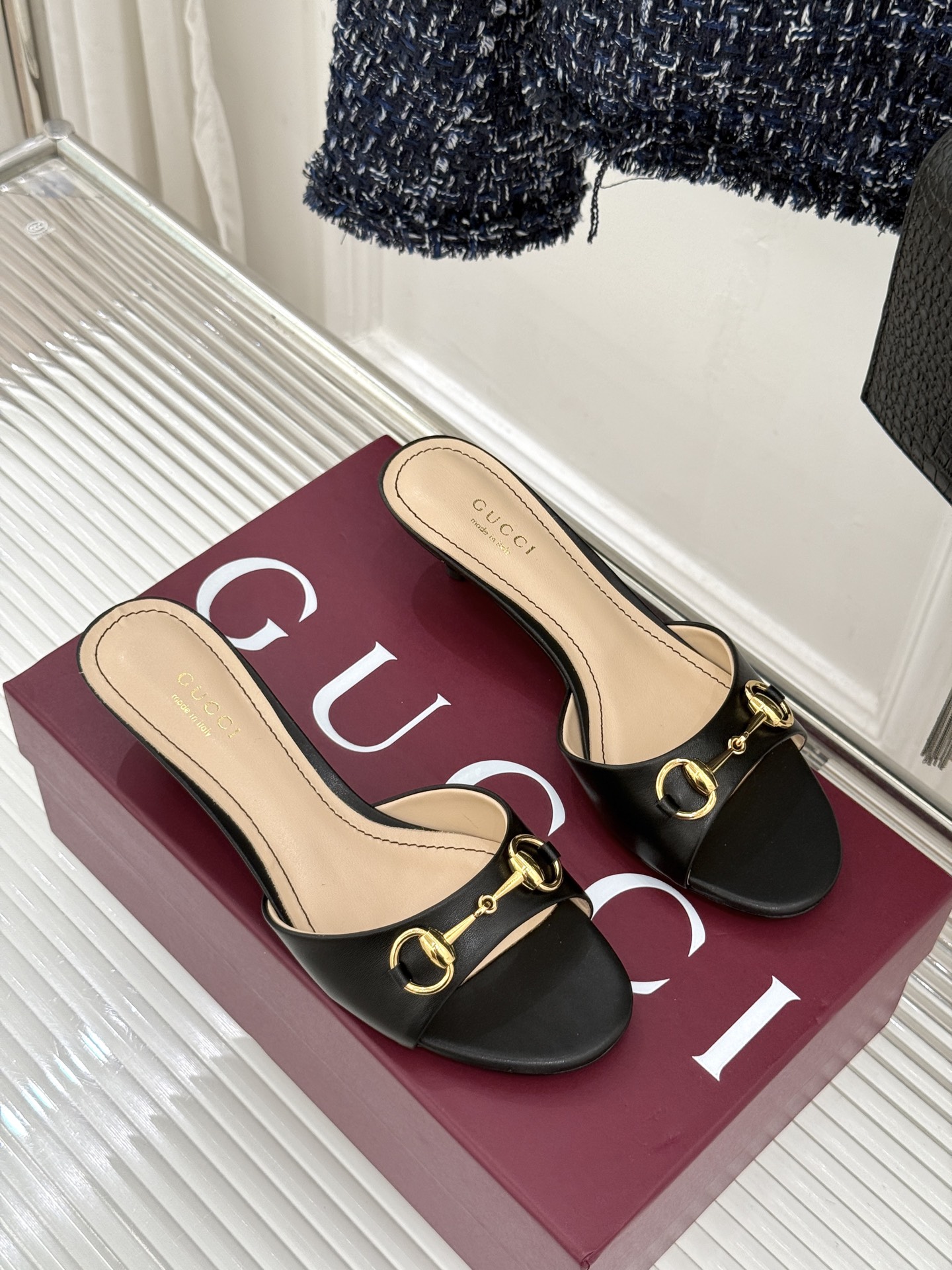 Gucci经典马衔扣鱼嘴猫跟拖鞋以经典马衔扣续写意式传奇 。鱼嘴剪裁轻露趾尖纤细猫跟勾勒曼妙线条慵懒拖鞋