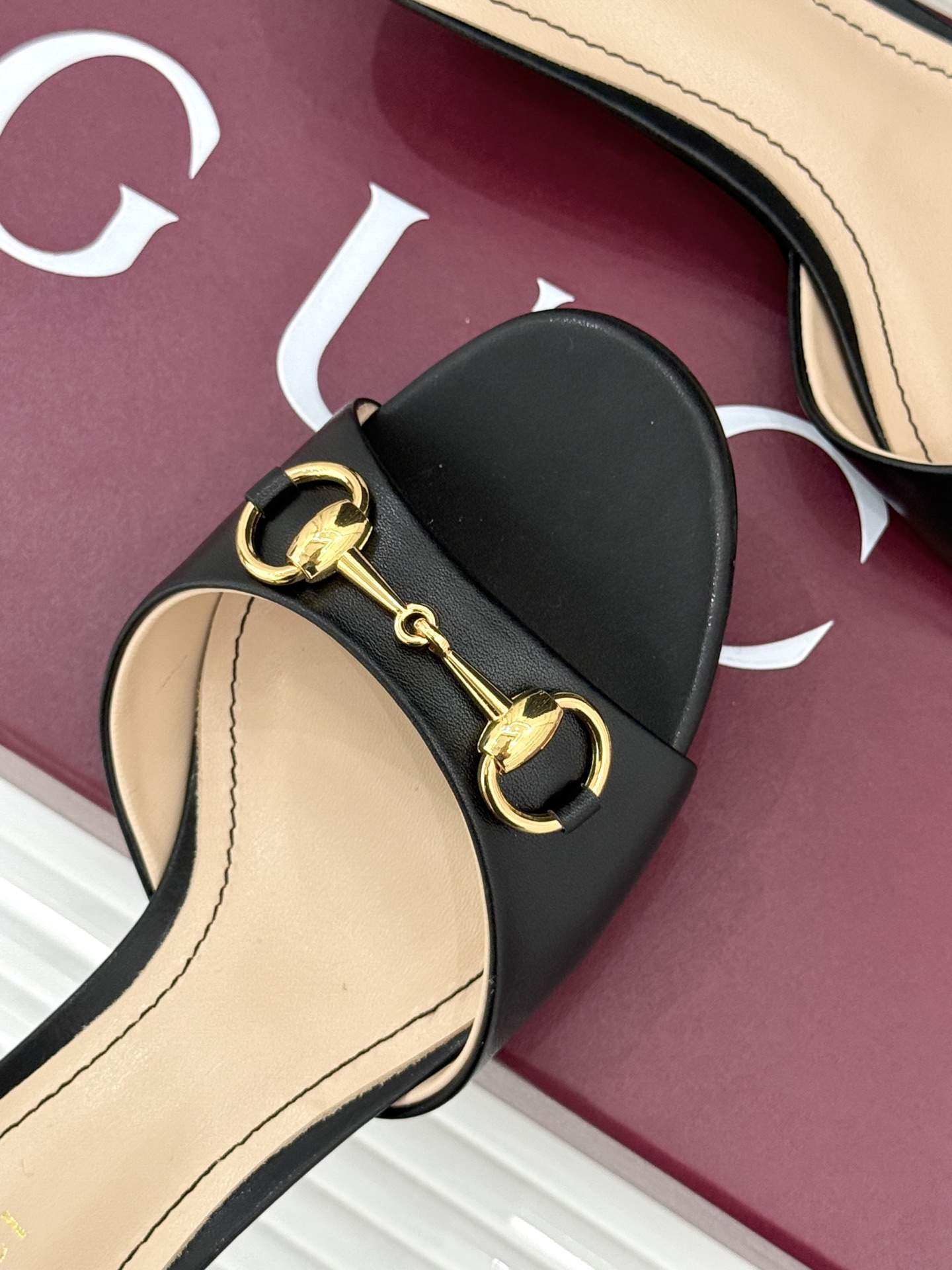 Gucci经典马衔扣鱼嘴猫跟拖鞋以经典马衔扣续写意式传奇 。鱼嘴剪裁轻露趾尖纤细猫跟勾勒曼妙线条慵懒拖鞋