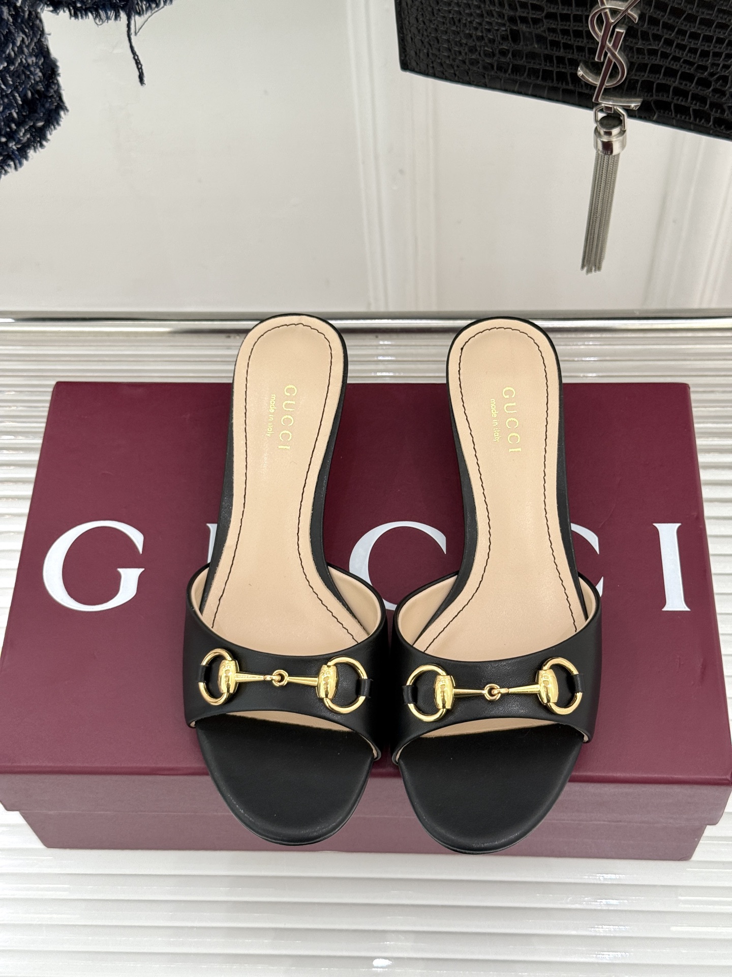 Gucci经典马衔扣鱼嘴猫跟拖鞋以经典马衔扣续写意式传奇 。鱼嘴剪裁轻露趾尖纤细猫跟勾勒曼妙线条慵懒拖鞋