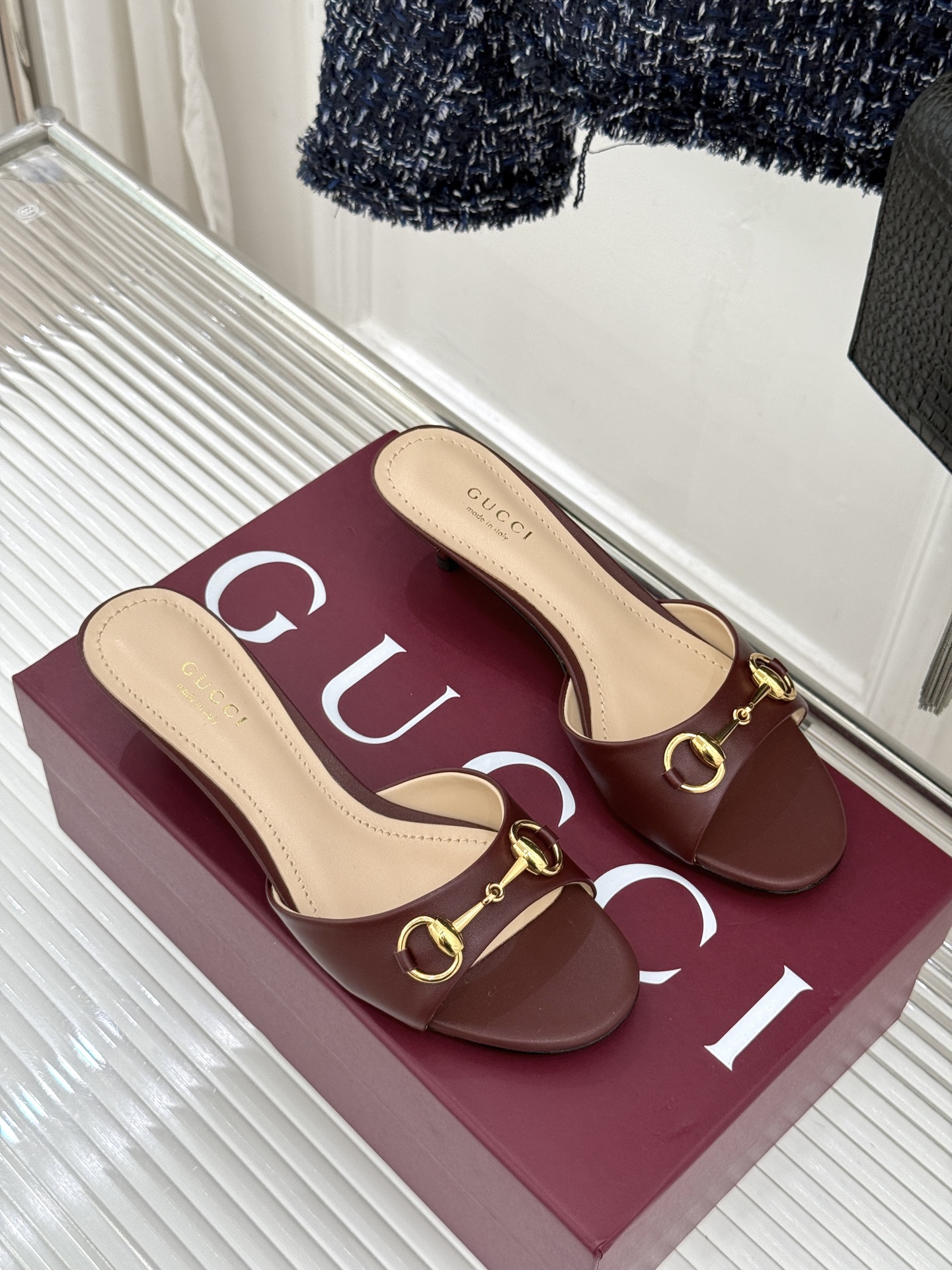 Gucci经典马衔扣鱼嘴猫跟拖鞋以经典马衔扣续写意式传奇 。鱼嘴剪裁轻露趾尖纤细猫跟勾勒曼妙线条慵懒拖鞋