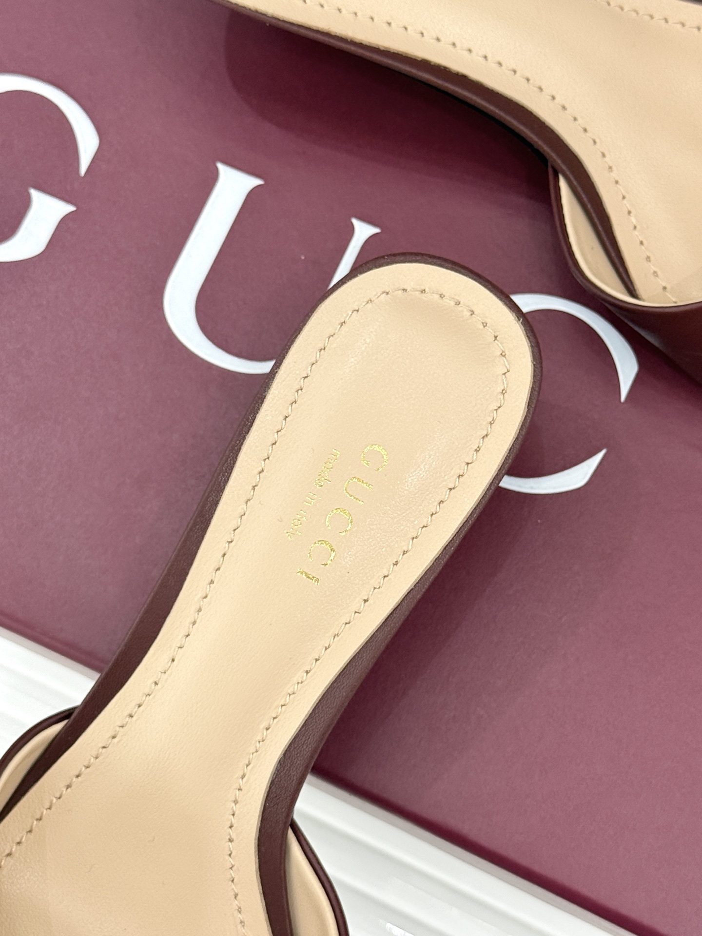 Gucci经典马衔扣鱼嘴猫跟拖鞋以经典马衔扣续写意式传奇 。鱼嘴剪裁轻露趾尖纤细猫跟勾勒曼妙线条慵懒拖鞋