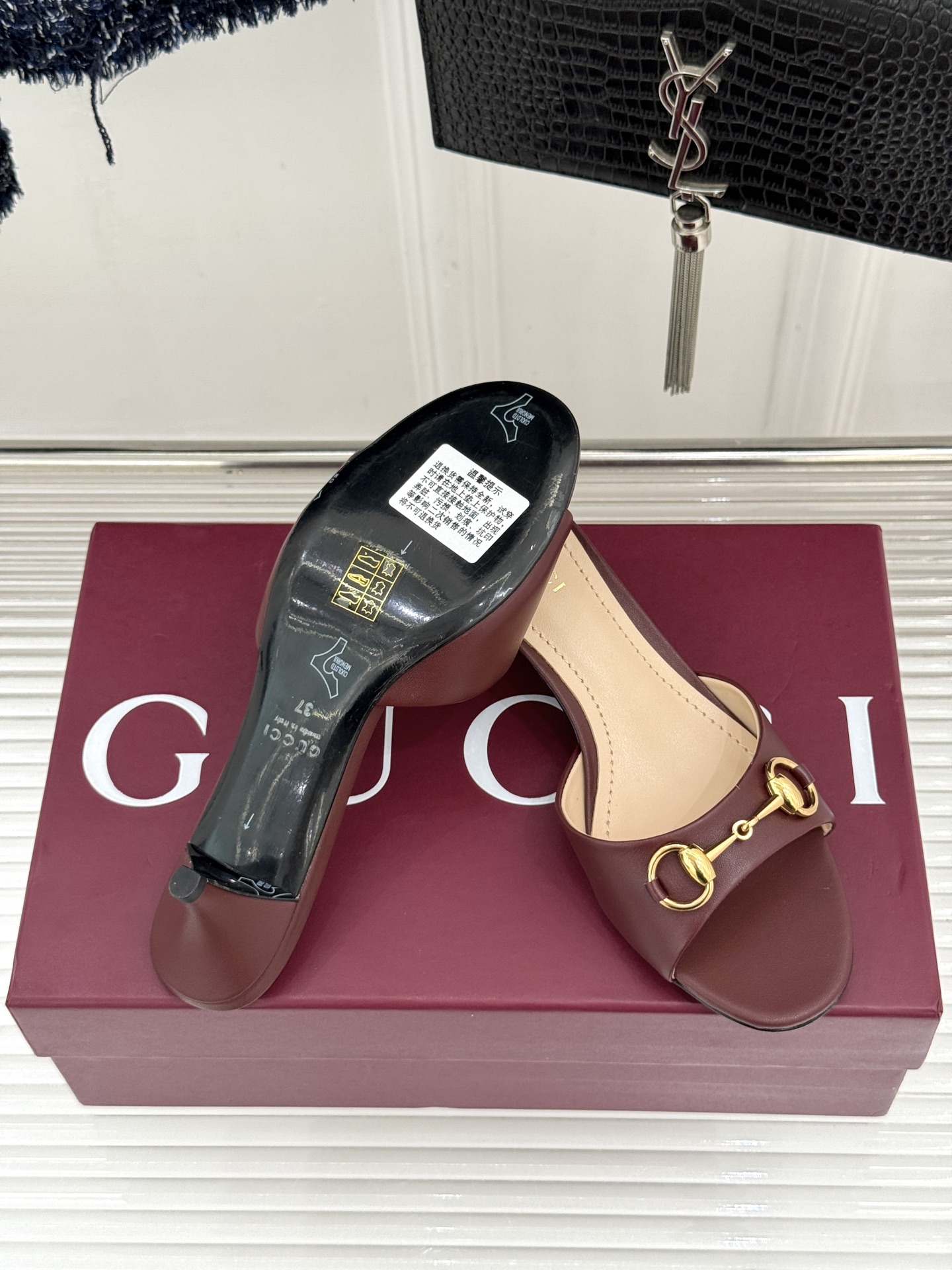 Gucci经典马衔扣鱼嘴猫跟拖鞋以经典马衔扣续写意式传奇 。鱼嘴剪裁轻露趾尖纤细猫跟勾勒曼妙线条慵懒拖鞋