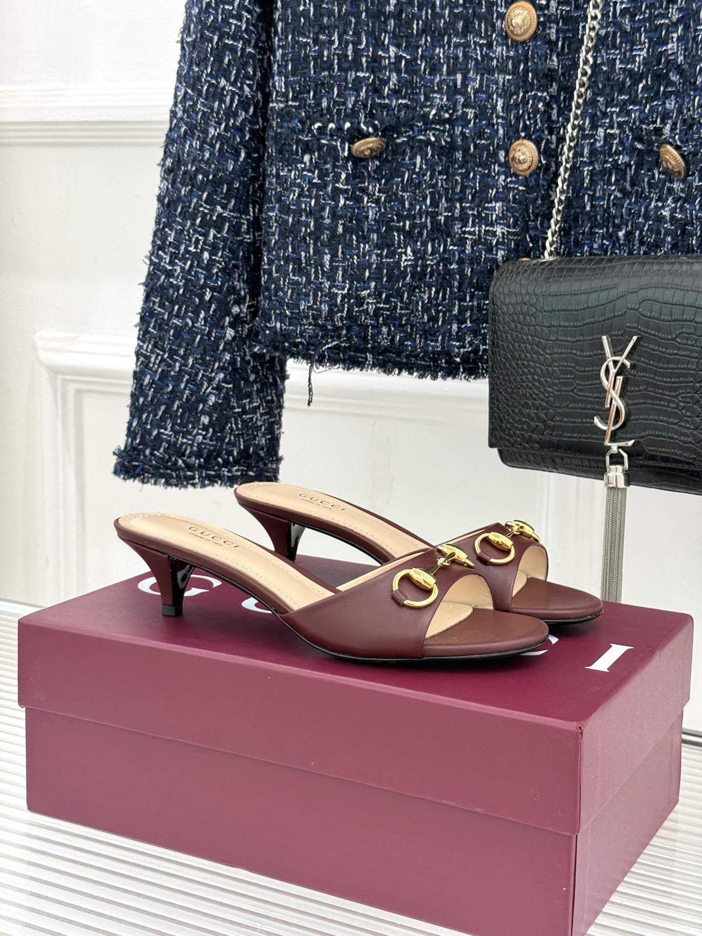 Gucci经典马衔扣鱼嘴猫跟拖鞋以经典马衔扣续写意式传奇 。鱼嘴剪裁轻露趾尖纤细猫跟勾勒曼妙线条慵懒拖鞋