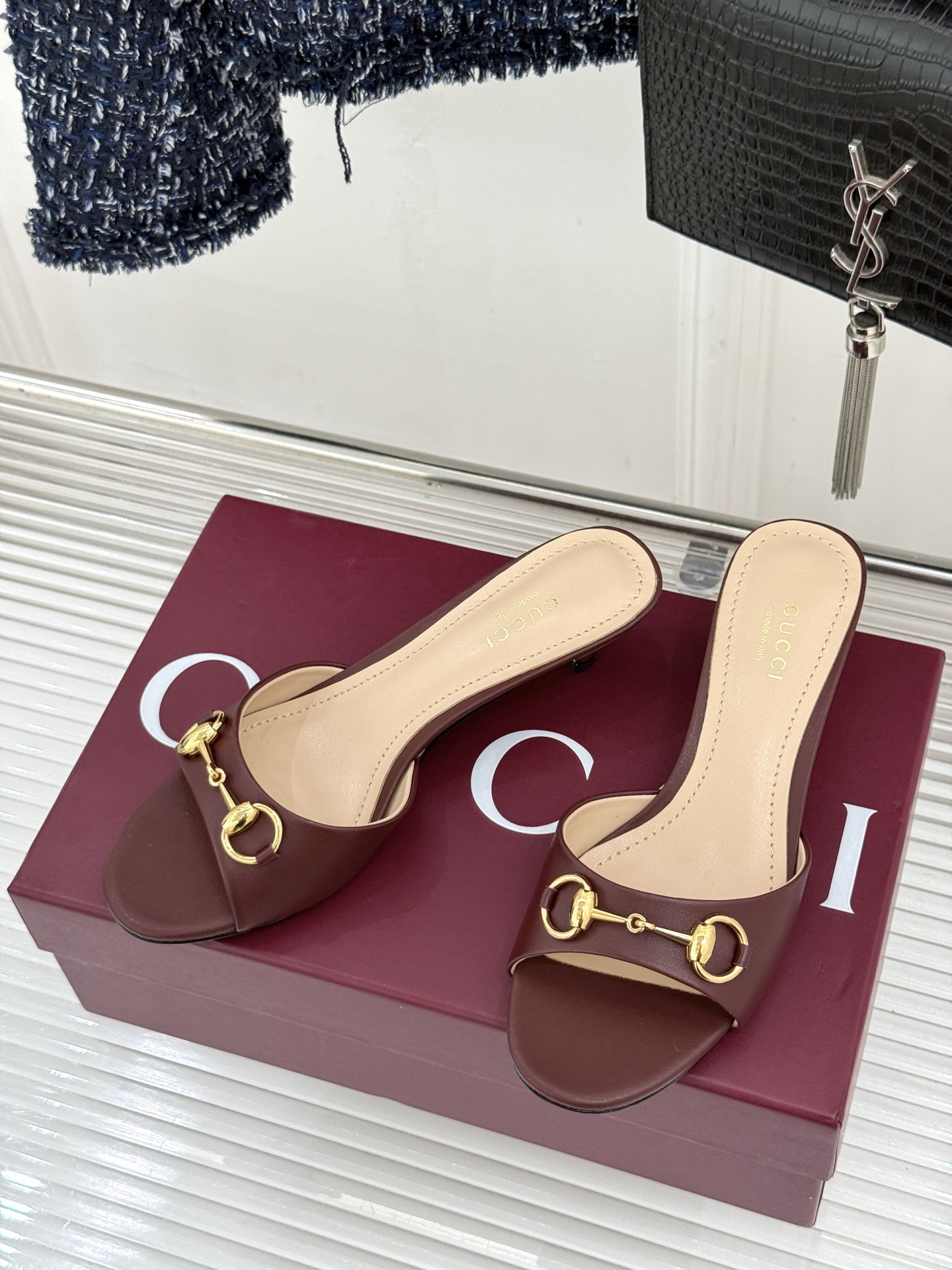 Gucci经典马衔扣鱼嘴猫跟拖鞋以经典马衔扣续写意式传奇 。鱼嘴剪裁轻露趾尖纤细猫跟勾勒曼妙线条慵懒拖鞋