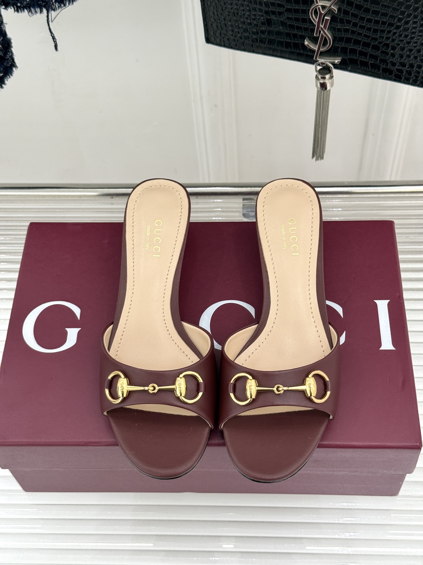 Gucci经典马衔扣鱼嘴猫跟拖鞋以经典马衔扣续写意式传奇 。鱼嘴剪裁轻露趾尖纤细猫跟勾勒曼妙线条慵懒拖鞋