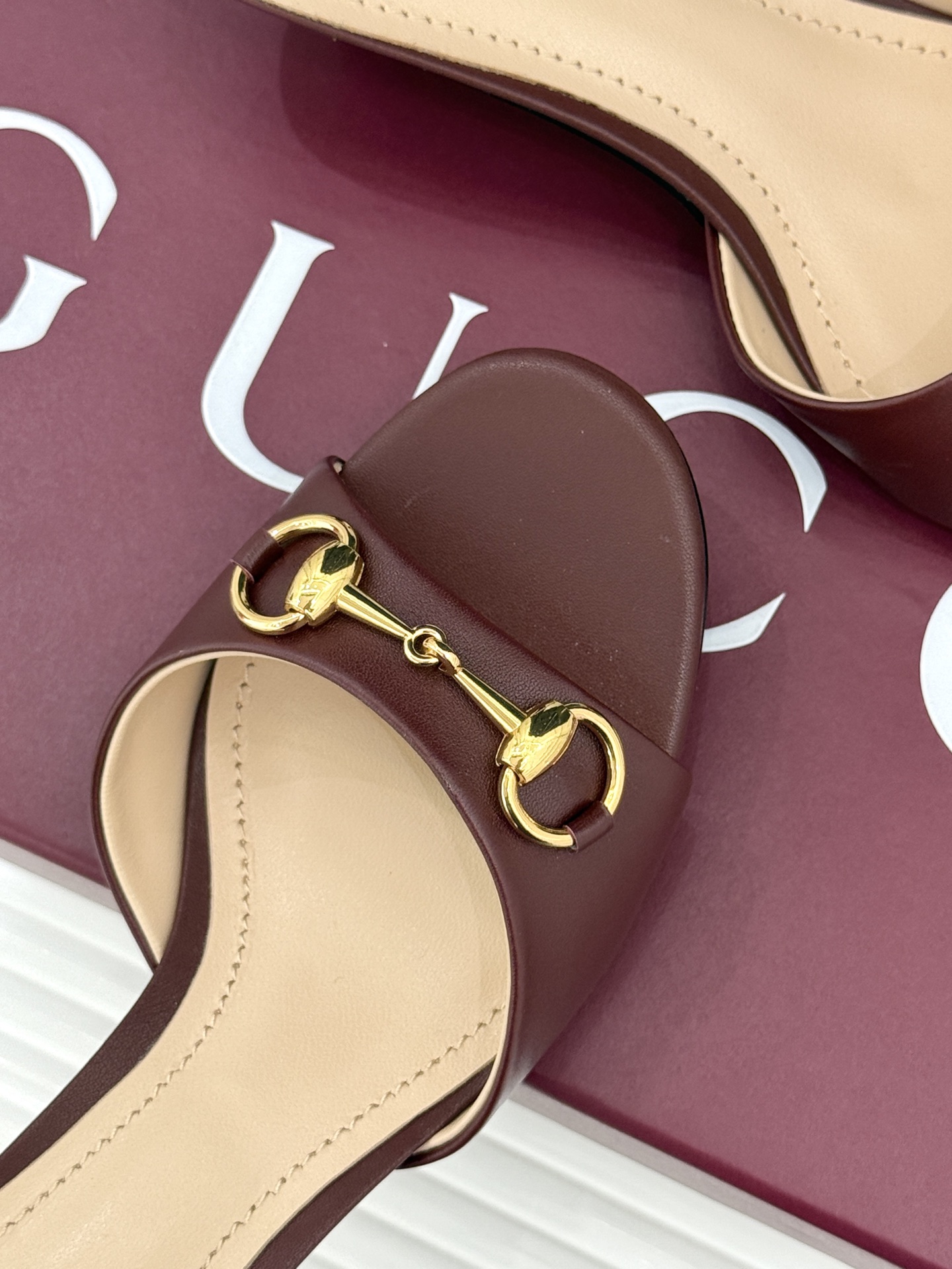 Gucci经典马衔扣鱼嘴猫跟拖鞋以经典马衔扣续写意式传奇 。鱼嘴剪裁轻露趾尖纤细猫跟勾勒曼妙线条慵懒拖鞋