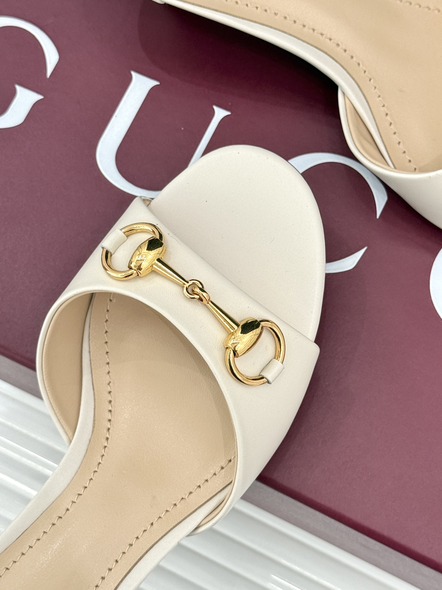 Gucci经典马衔扣鱼嘴猫跟拖鞋以经典马衔扣续写意式传奇 。鱼嘴剪裁轻露趾尖纤细猫跟勾勒曼妙线条慵懒拖鞋