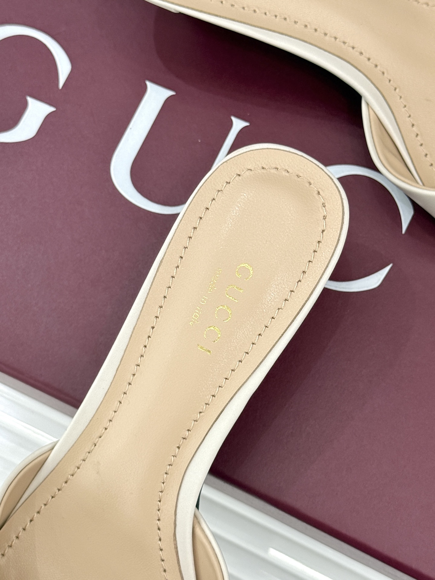 Gucci经典马衔扣鱼嘴猫跟拖鞋以经典马衔扣续写意式传奇 。鱼嘴剪裁轻露趾尖纤细猫跟勾勒曼妙线条慵懒拖鞋