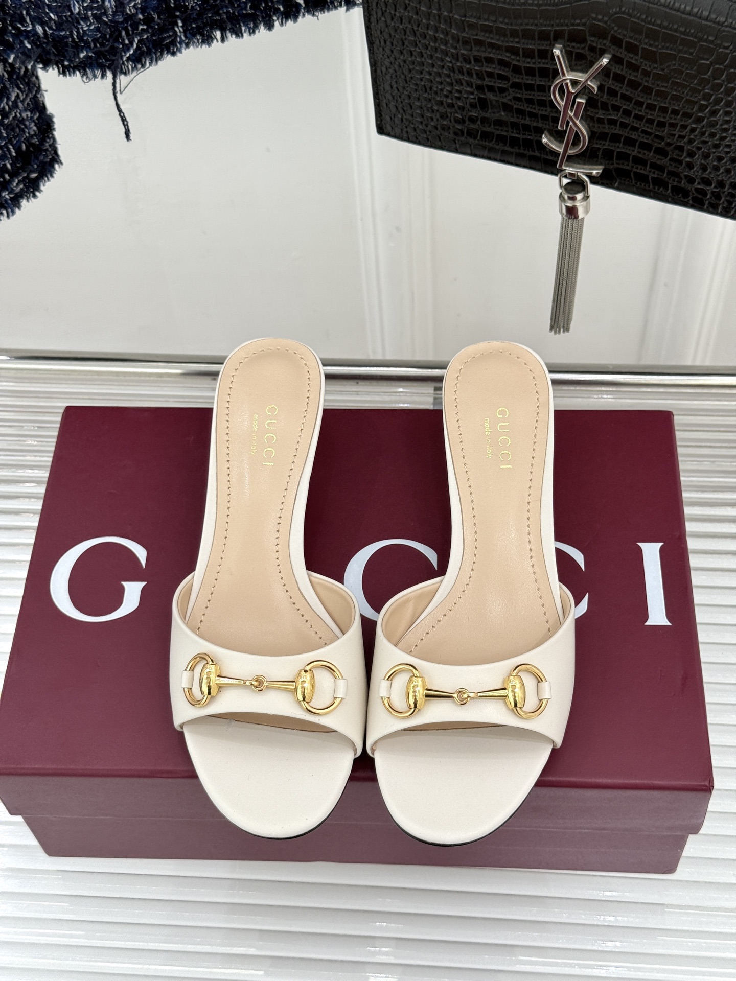 Gucci经典马衔扣鱼嘴猫跟拖鞋以经典马衔扣续写意式传奇 。鱼嘴剪裁轻露趾尖纤细猫跟勾勒曼妙线条慵懒拖鞋