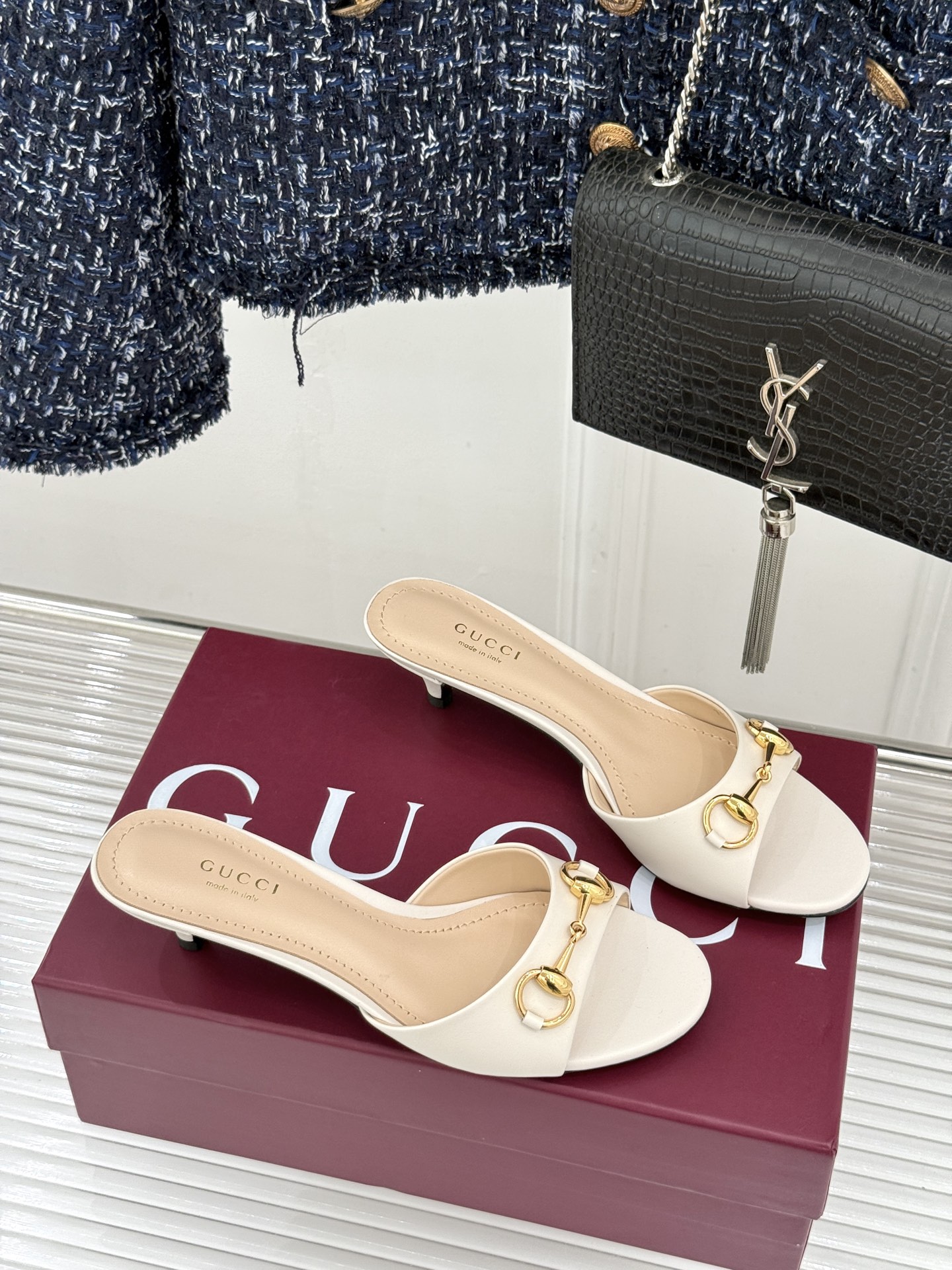 Gucci经典马衔扣鱼嘴猫跟拖鞋以经典马衔扣续写意式传奇 。鱼嘴剪裁轻露趾尖纤细猫跟勾勒曼妙线条慵懒拖鞋