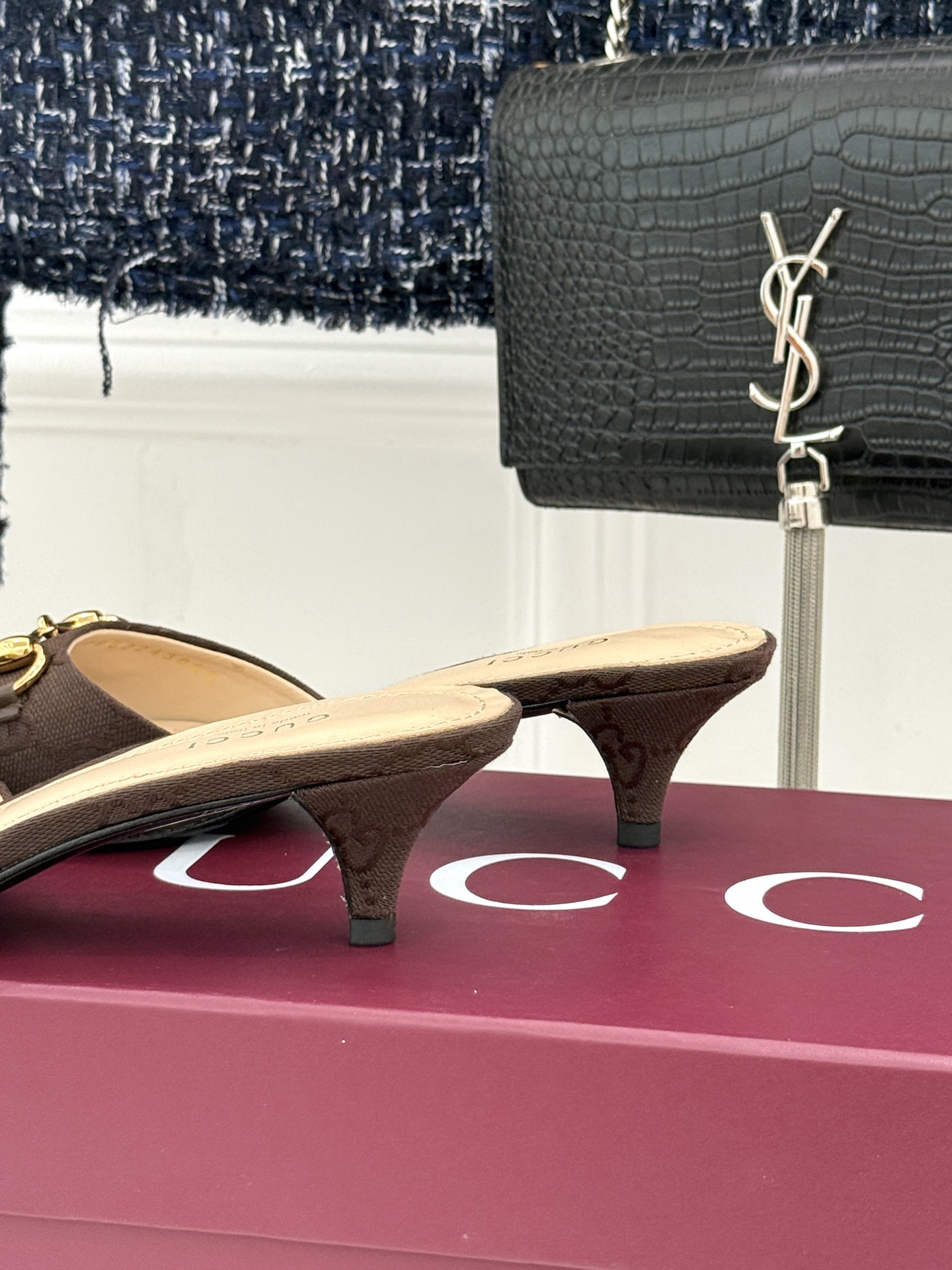 Gucci经典马衔扣鱼嘴猫跟拖鞋以经典马衔扣续写意式传奇 。鱼嘴剪裁轻露趾尖纤细猫跟勾勒曼妙线条慵懒拖鞋