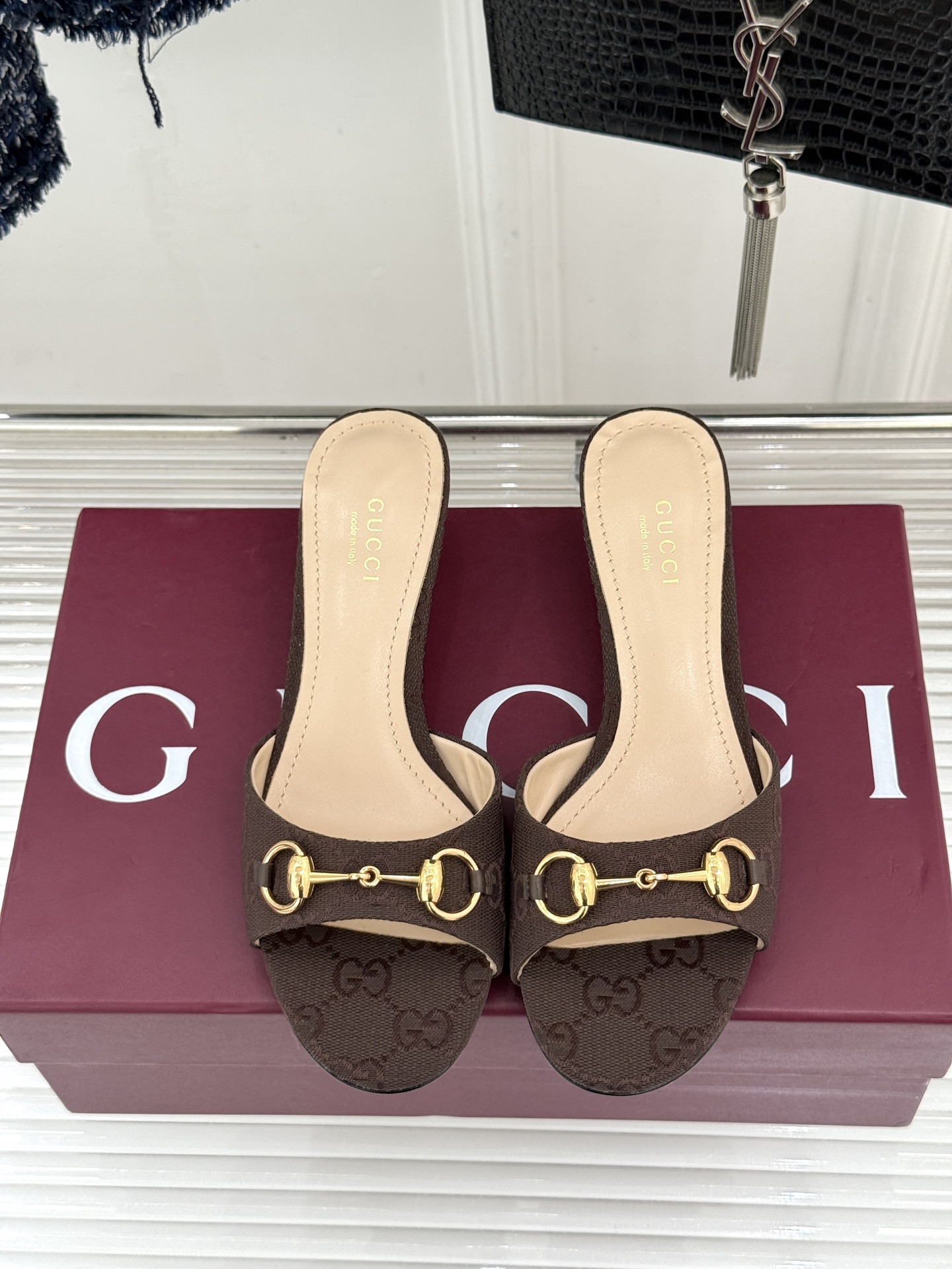 Gucci经典马衔扣鱼嘴猫跟拖鞋以经典马衔扣续写意式传奇 。鱼嘴剪裁轻露趾尖纤细猫跟勾勒曼妙线条慵懒拖鞋