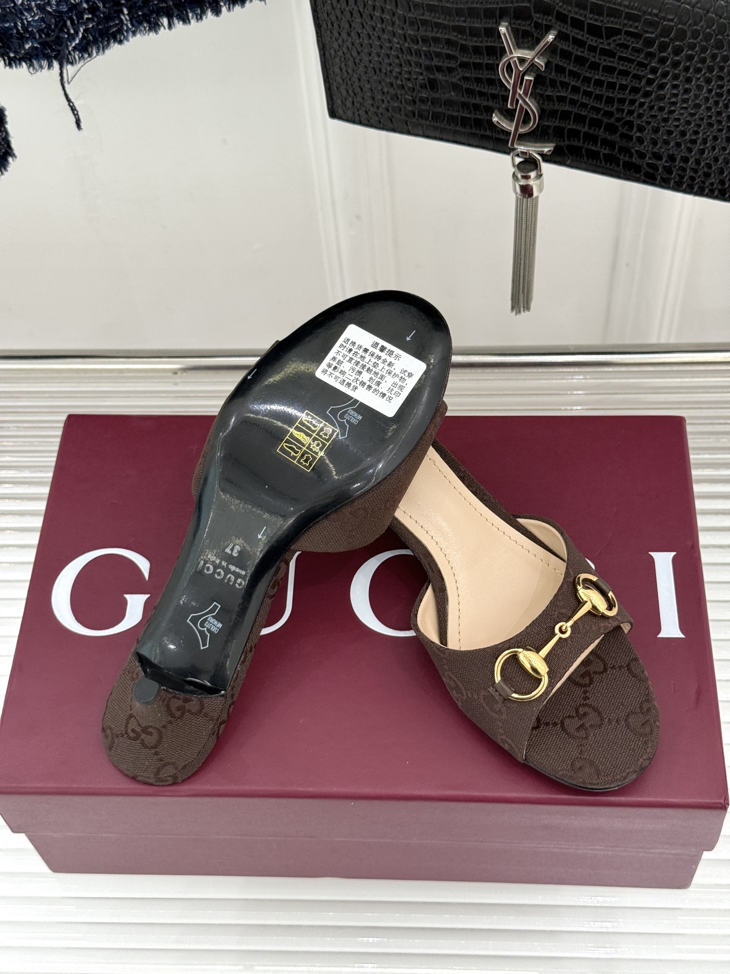 Gucci经典马衔扣鱼嘴猫跟拖鞋以经典马衔扣续写意式传奇 。鱼嘴剪裁轻露趾尖纤细猫跟勾勒曼妙线条慵懒拖鞋