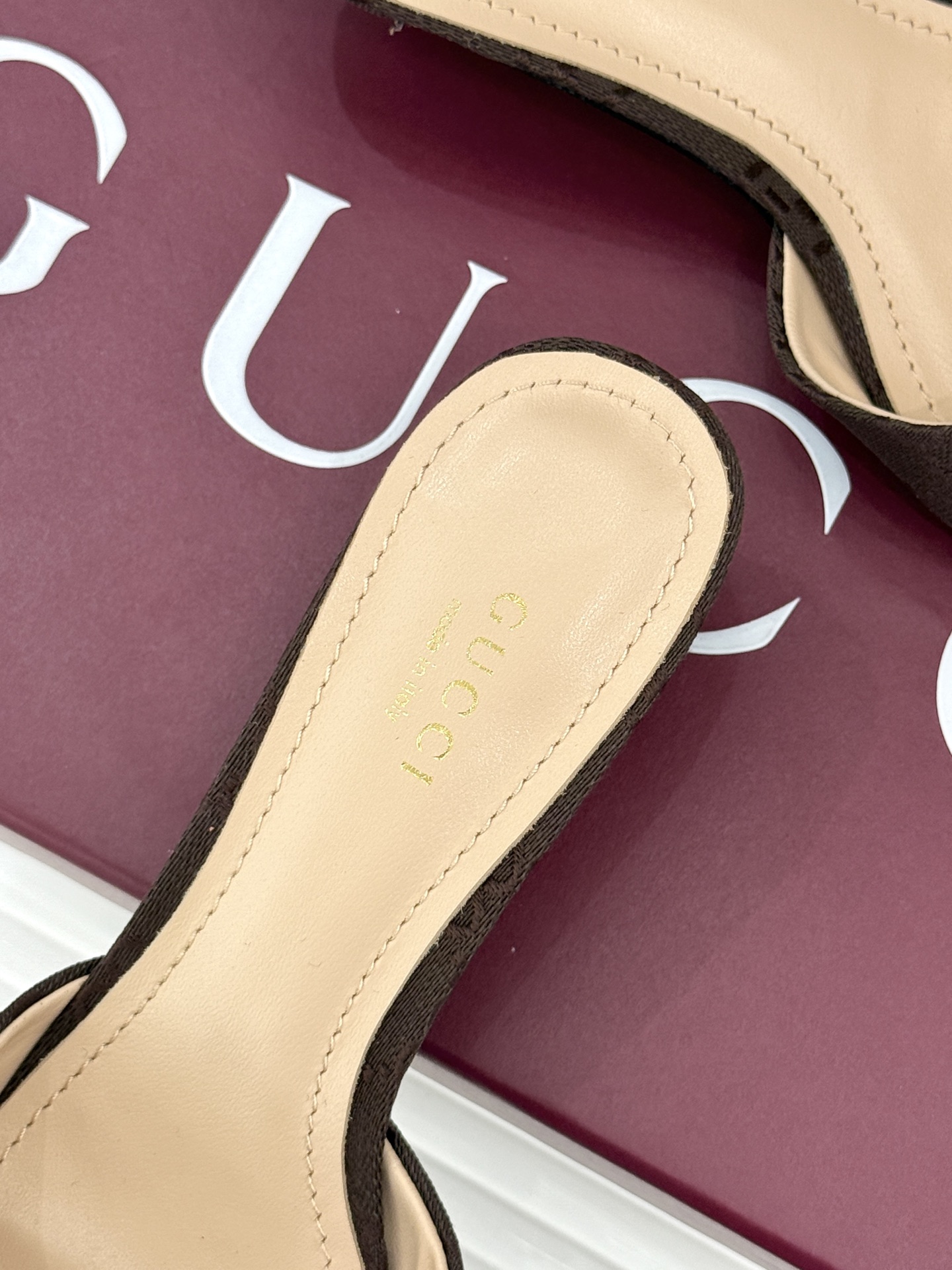 Gucci经典马衔扣鱼嘴猫跟拖鞋以经典马衔扣续写意式传奇 。鱼嘴剪裁轻露趾尖纤细猫跟勾勒曼妙线条慵懒拖鞋