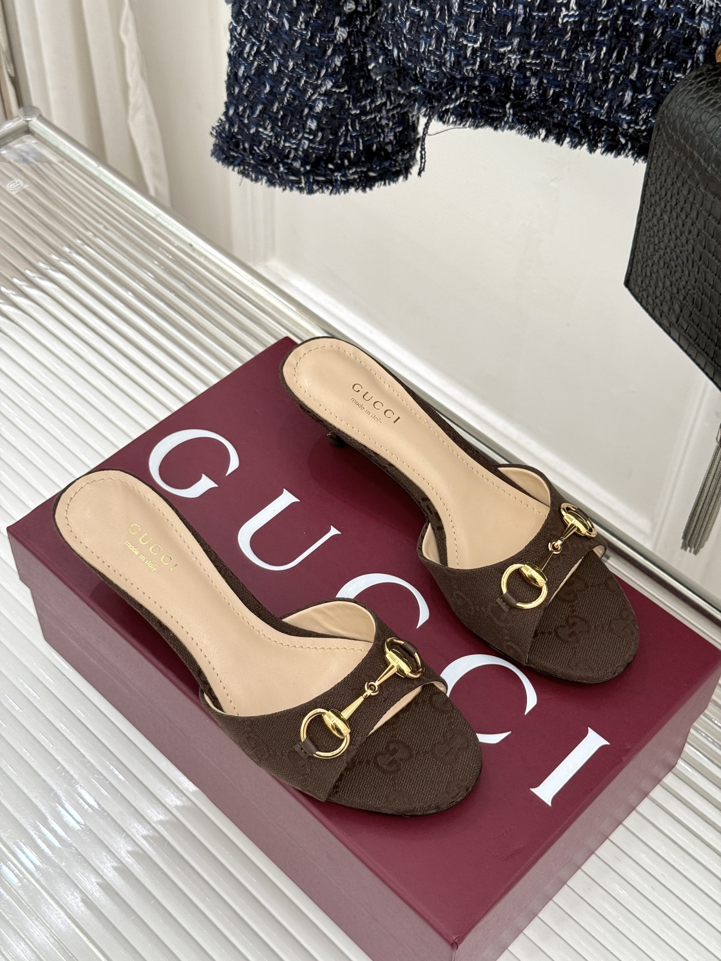 Gucci经典马衔扣鱼嘴猫跟拖鞋以经典马衔扣续写意式传奇 。鱼嘴剪裁轻露趾尖纤细猫跟勾勒曼妙线条慵懒拖鞋