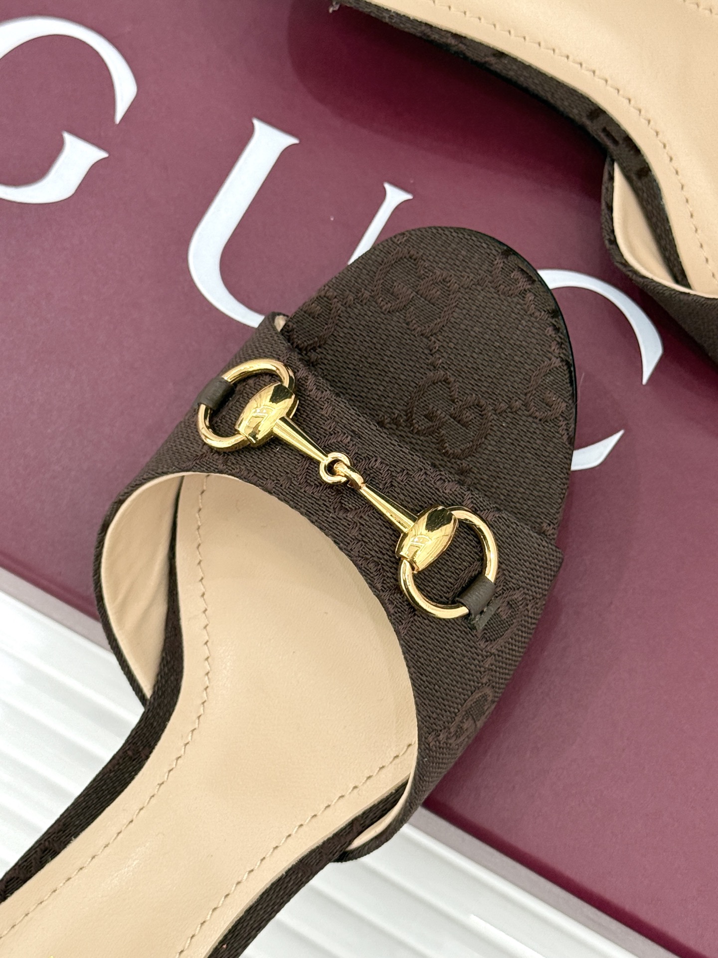 Gucci经典马衔扣鱼嘴猫跟拖鞋以经典马衔扣续写意式传奇 。鱼嘴剪裁轻露趾尖纤细猫跟勾勒曼妙线条慵懒拖鞋