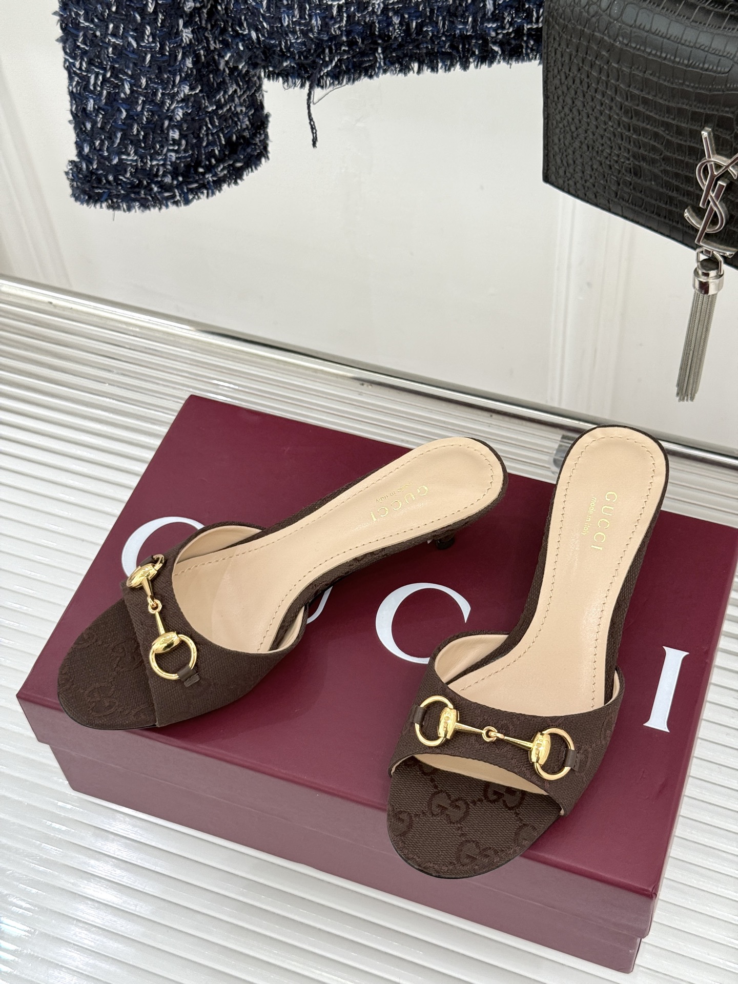 Gucci经典马衔扣鱼嘴猫跟拖鞋以经典马衔扣续写意式传奇 。鱼嘴剪裁轻露趾尖纤细猫跟勾勒曼妙线条慵懒拖鞋