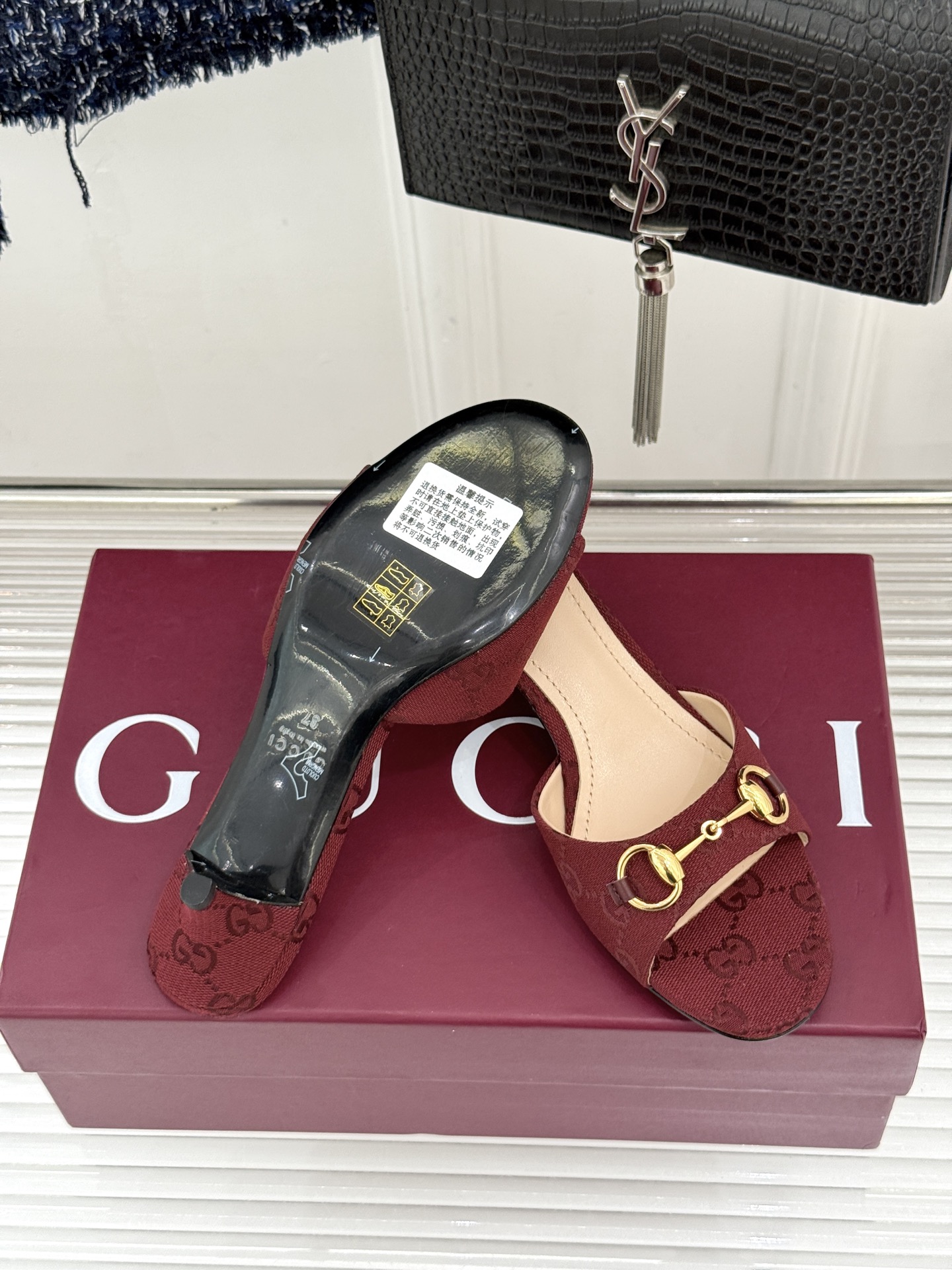 Gucci经典马衔扣鱼嘴猫跟拖鞋以经典马衔扣续写意式传奇 。鱼嘴剪裁轻露趾尖纤细猫跟勾勒曼妙线条慵懒拖鞋