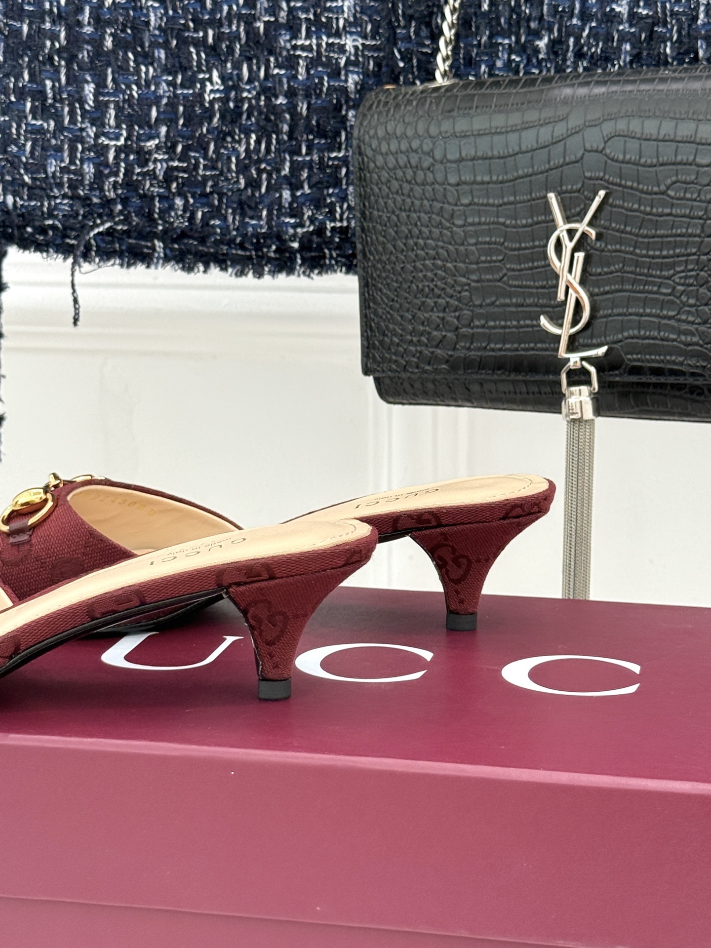 Gucci经典马衔扣鱼嘴猫跟拖鞋以经典马衔扣续写意式传奇 。鱼嘴剪裁轻露趾尖纤细猫跟勾勒曼妙线条慵懒拖鞋