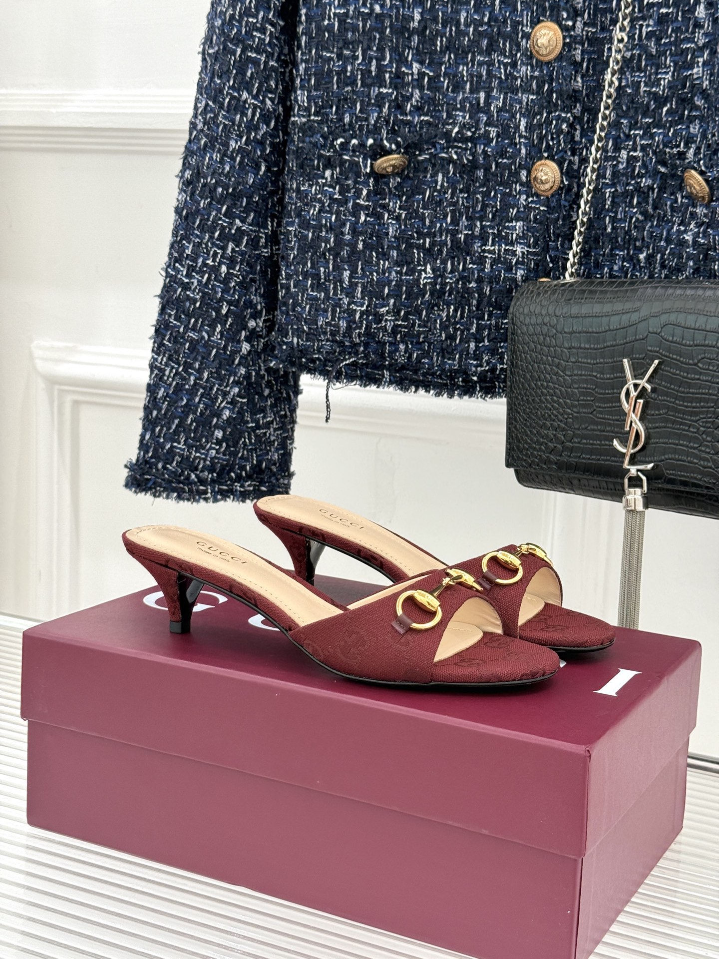 Gucci经典马衔扣鱼嘴猫跟拖鞋以经典马衔扣续写意式传奇 。鱼嘴剪裁轻露趾尖纤细猫跟勾勒曼妙线条慵懒拖鞋