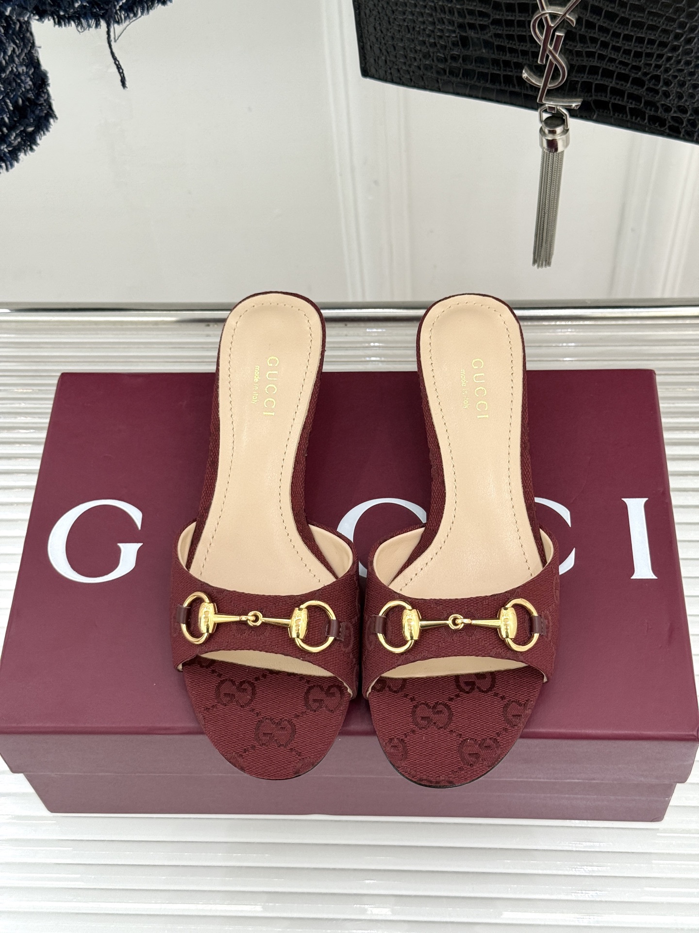 Gucci经典马衔扣鱼嘴猫跟拖鞋以经典马衔扣续写意式传奇 。鱼嘴剪裁轻露趾尖纤细猫跟勾勒曼妙线条慵懒拖鞋