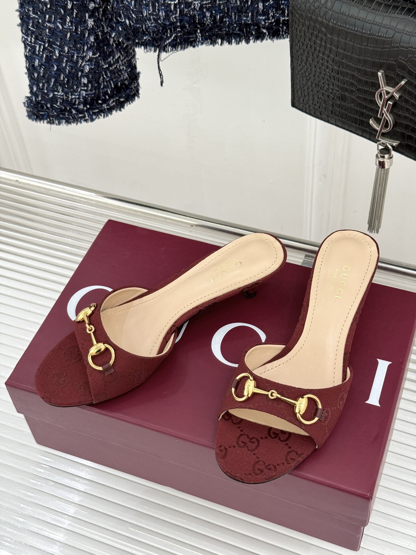 Gucci经典马衔扣鱼嘴猫跟拖鞋以经典马衔扣续写意式传奇 。鱼嘴剪裁轻露趾尖纤细猫跟勾勒曼妙线条慵懒拖鞋