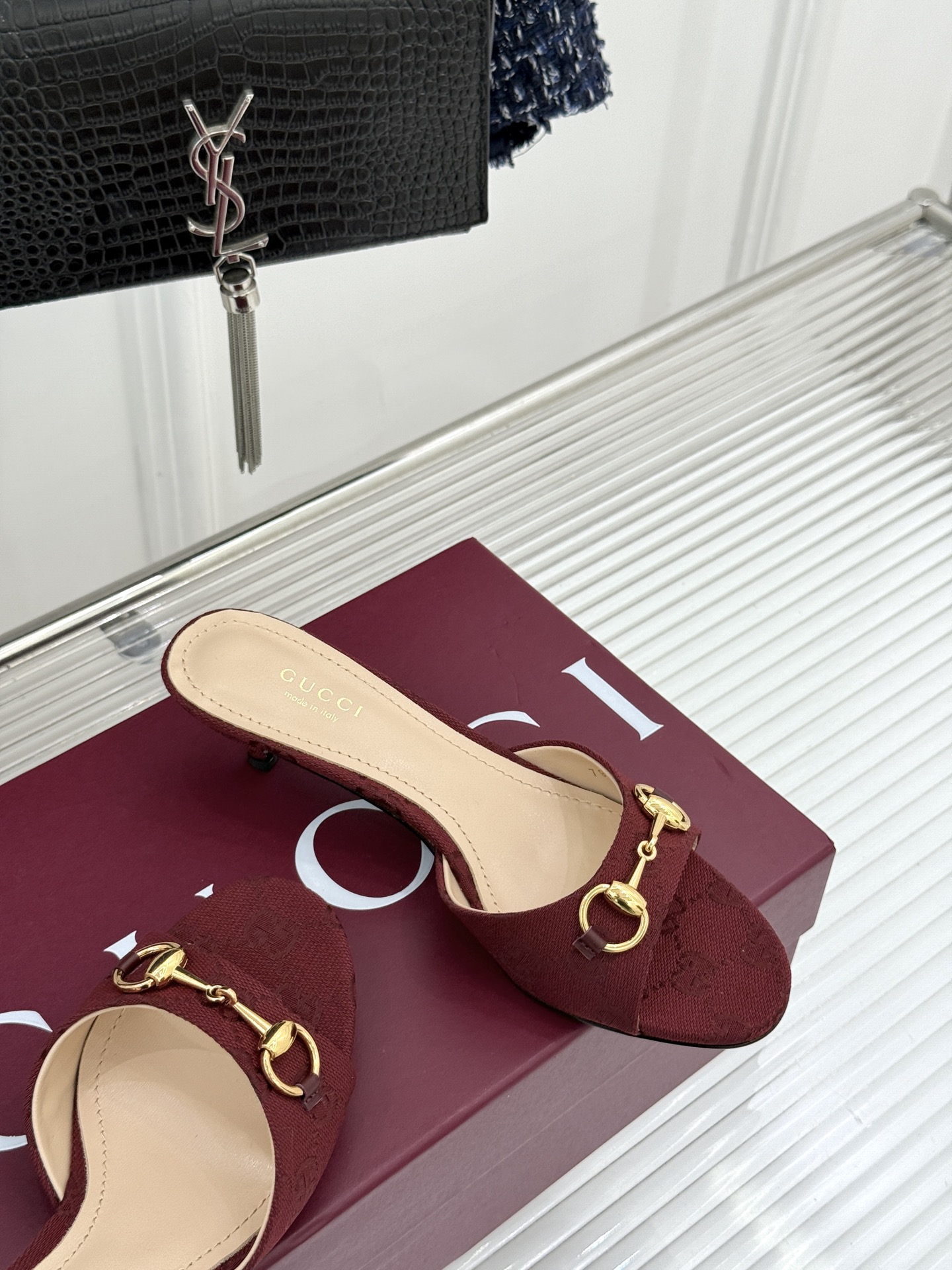 Gucci经典马衔扣鱼嘴猫跟拖鞋以经典马衔扣续写意式传奇 。鱼嘴剪裁轻露趾尖纤细猫跟勾勒曼妙线条慵懒拖鞋