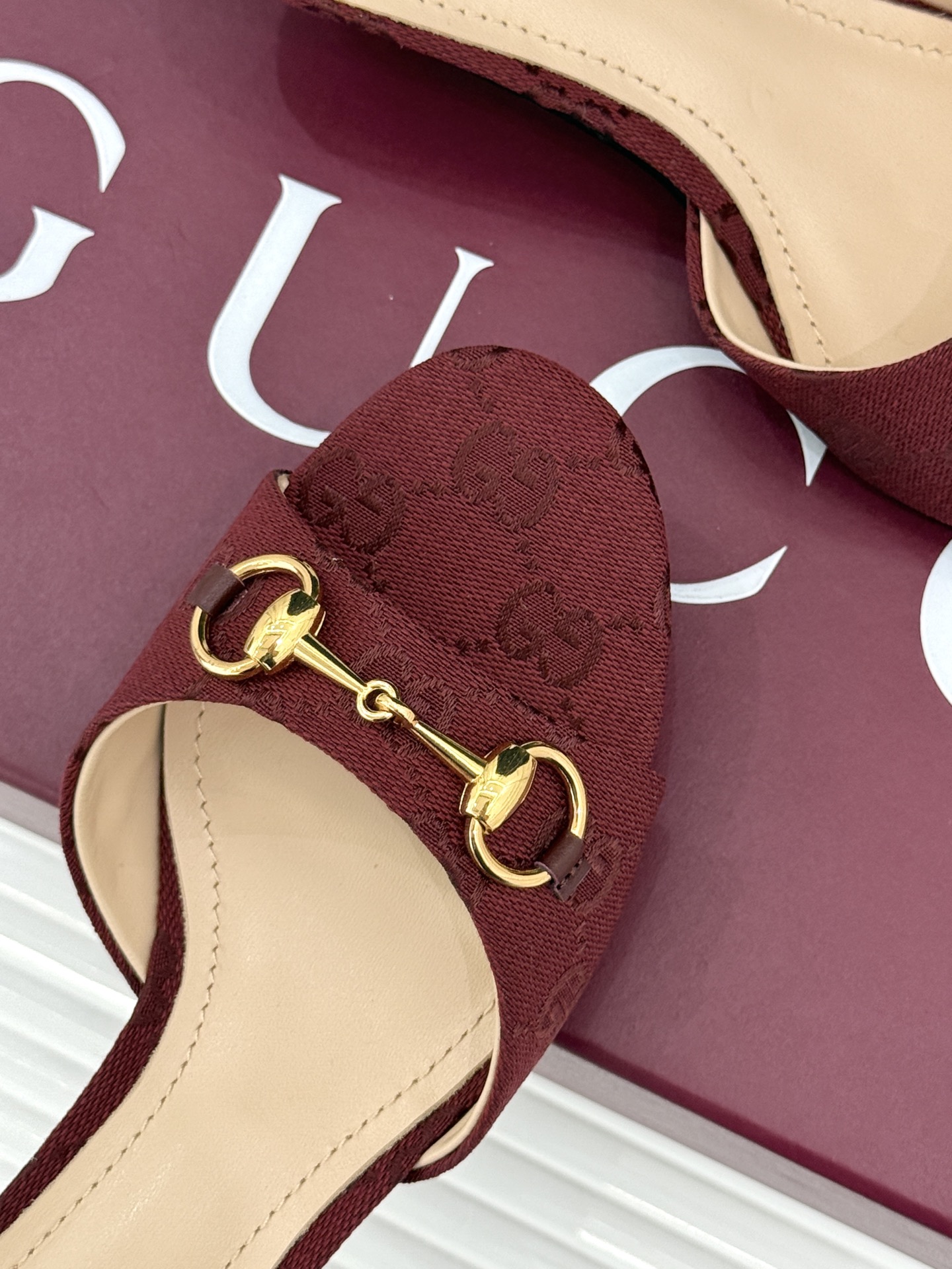 Gucci经典马衔扣鱼嘴猫跟拖鞋以经典马衔扣续写意式传奇 。鱼嘴剪裁轻露趾尖纤细猫跟勾勒曼妙线条慵懒拖鞋