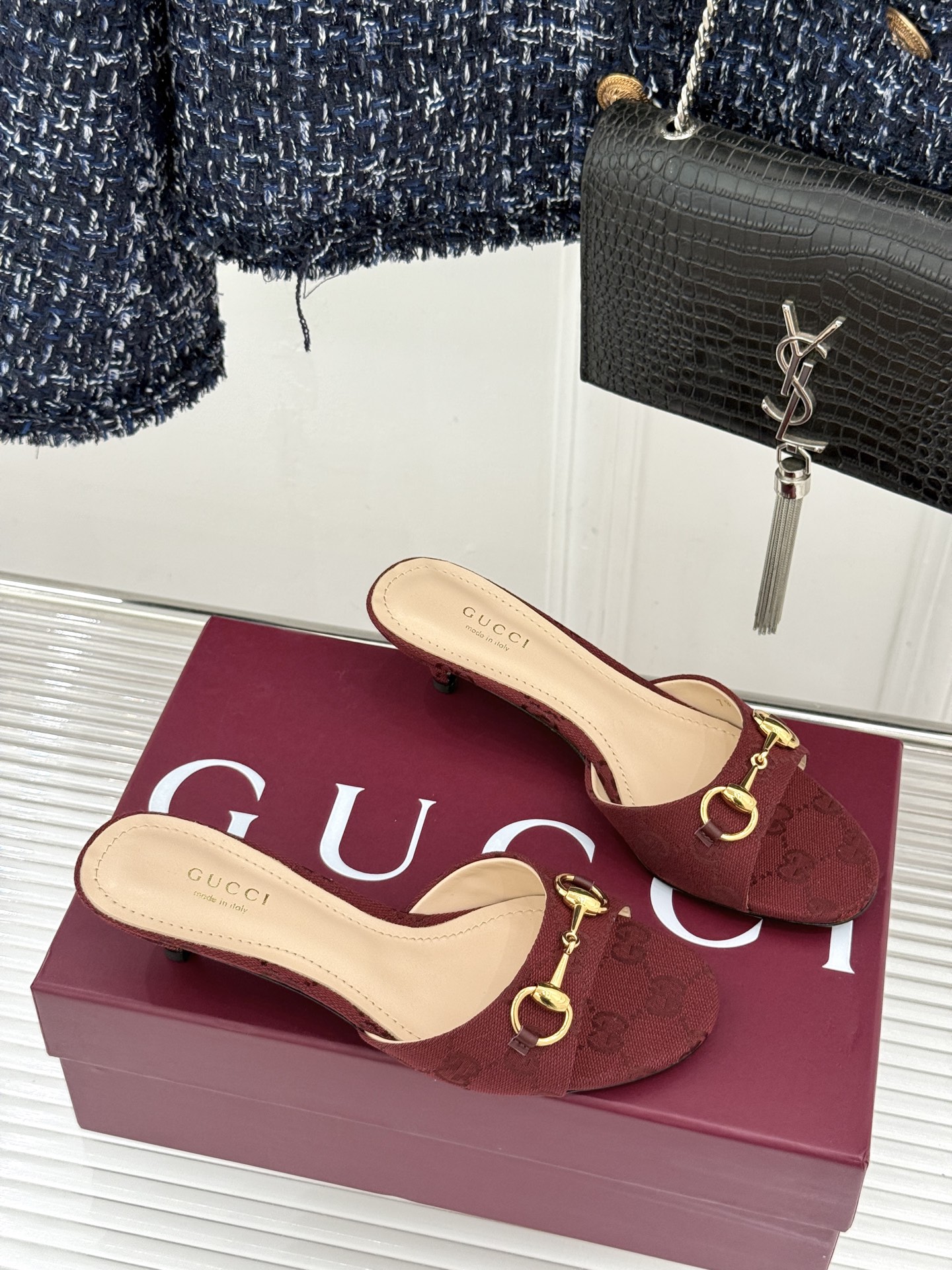 Gucci经典马衔扣鱼嘴猫跟拖鞋以经典马衔扣续写意式传奇 。鱼嘴剪裁轻露趾尖纤细猫跟勾勒曼妙线条慵懒拖鞋