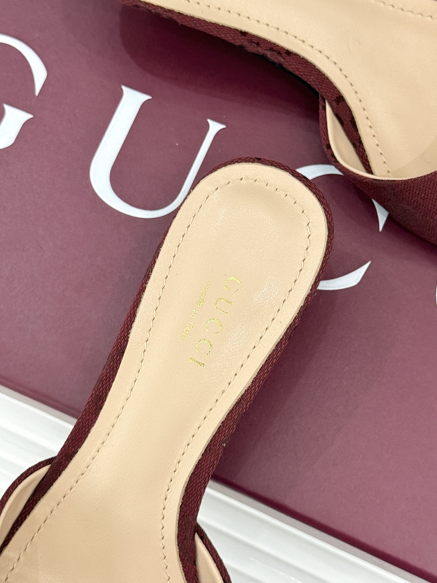 Gucci经典马衔扣鱼嘴猫跟拖鞋以经典马衔扣续写意式传奇 。鱼嘴剪裁轻露趾尖纤细猫跟勾勒曼妙线条慵懒拖鞋