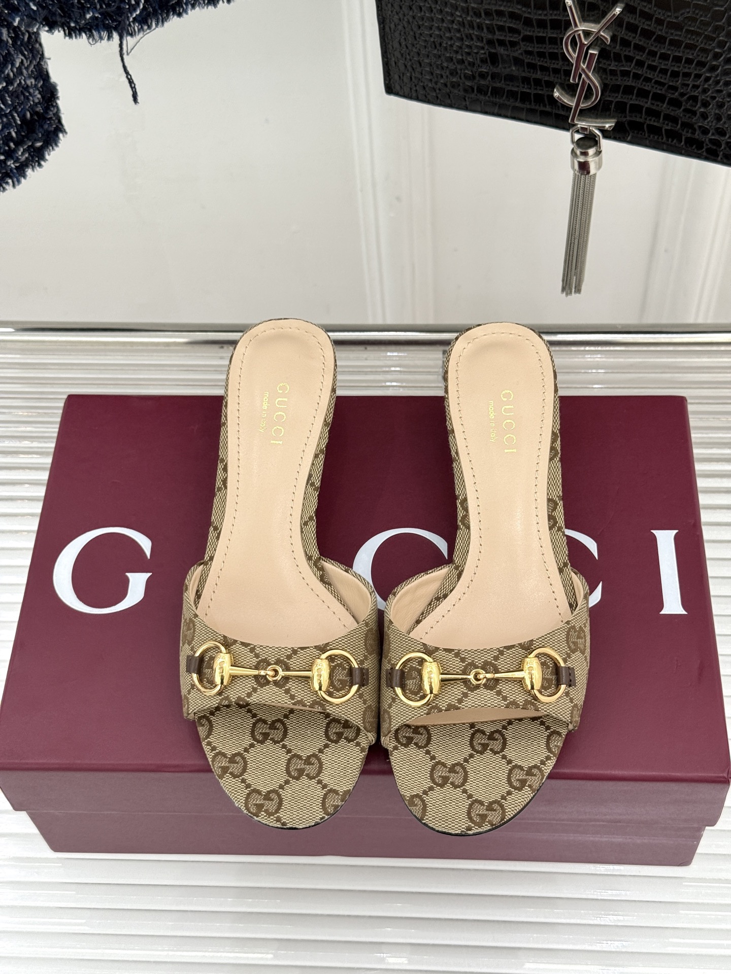 Gucci经典马衔扣鱼嘴猫跟拖鞋以经典马衔扣续写意式传奇 。鱼嘴剪裁轻露趾尖纤细猫跟勾勒曼妙线条慵懒拖鞋