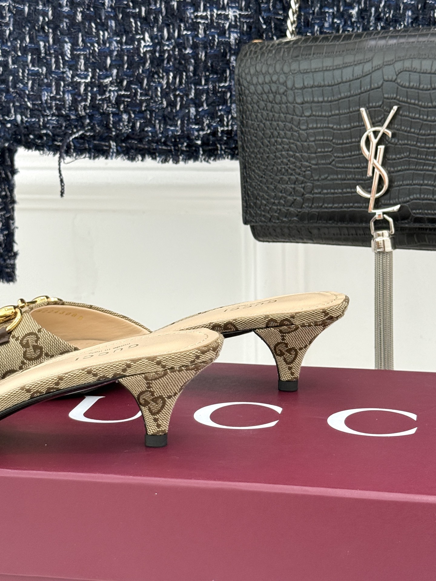 Gucci经典马衔扣鱼嘴猫跟拖鞋以经典马衔扣续写意式传奇 。鱼嘴剪裁轻露趾尖纤细猫跟勾勒曼妙线条慵懒拖鞋