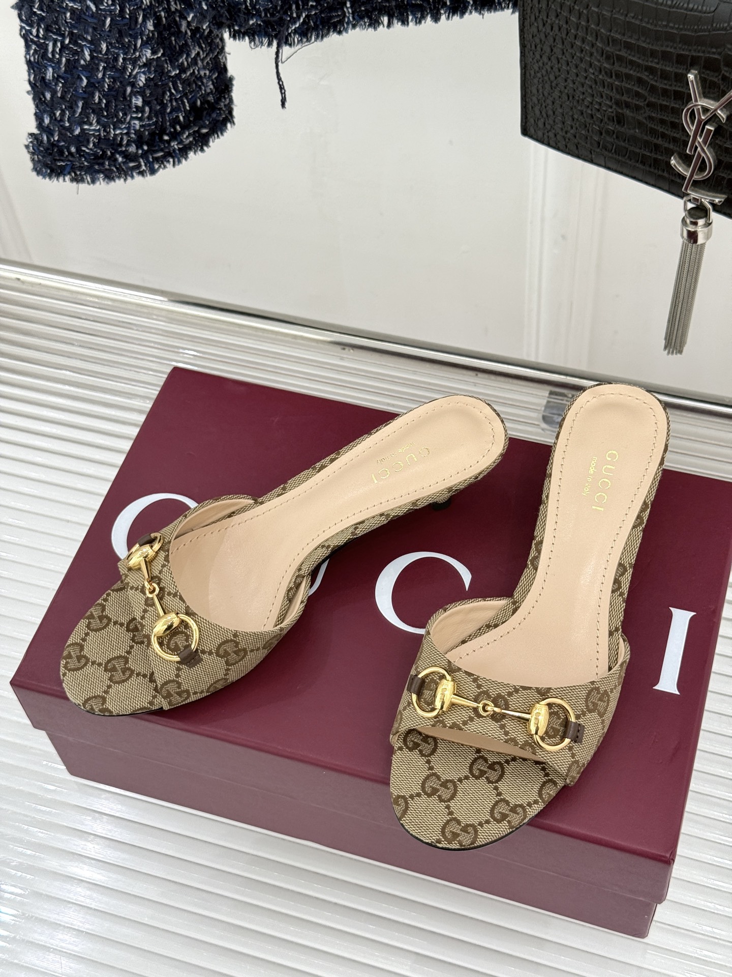 Gucci经典马衔扣鱼嘴猫跟拖鞋以经典马衔扣续写意式传奇 。鱼嘴剪裁轻露趾尖纤细猫跟勾勒曼妙线条慵懒拖鞋