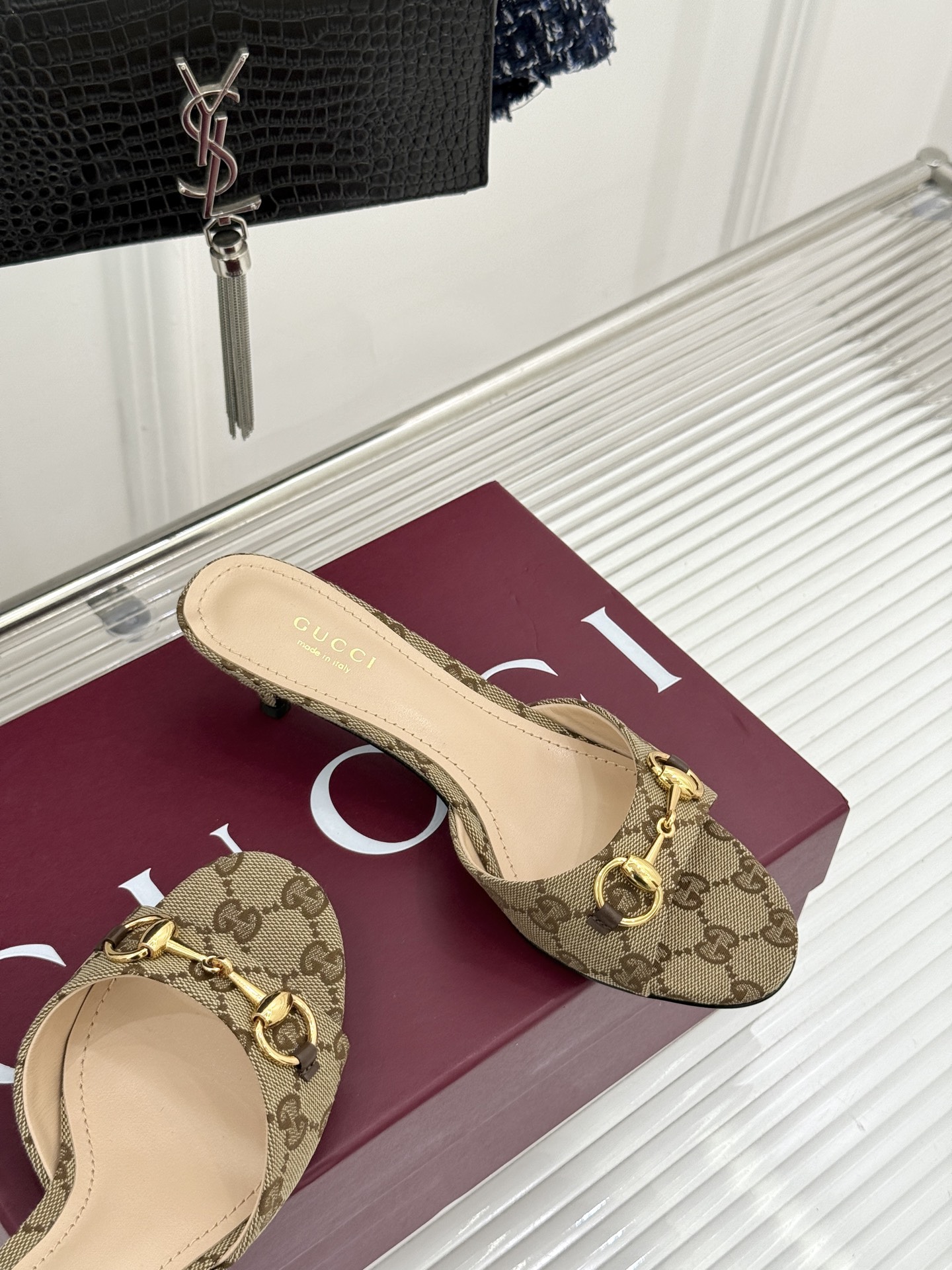 Gucci经典马衔扣鱼嘴猫跟拖鞋以经典马衔扣续写意式传奇 。鱼嘴剪裁轻露趾尖纤细猫跟勾勒曼妙线条慵懒拖鞋