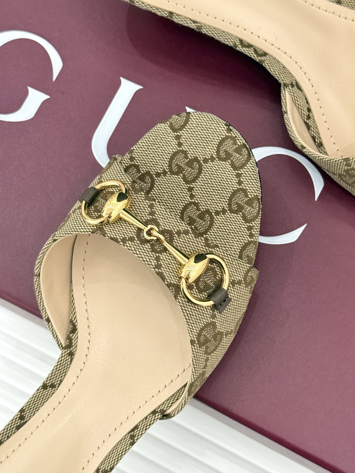 Gucci经典马衔扣鱼嘴猫跟拖鞋以经典马衔扣续写意式传奇 。鱼嘴剪裁轻露趾尖纤细猫跟勾勒曼妙线条慵懒拖鞋