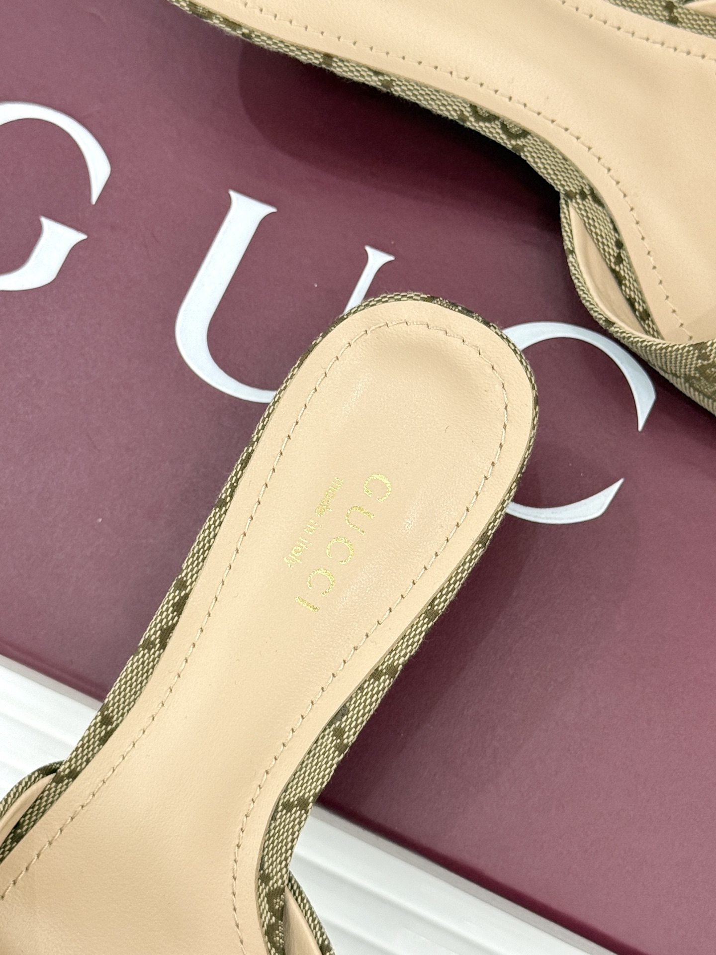 Gucci经典马衔扣鱼嘴猫跟拖鞋以经典马衔扣续写意式传奇 。鱼嘴剪裁轻露趾尖纤细猫跟勾勒曼妙线条慵懒拖鞋