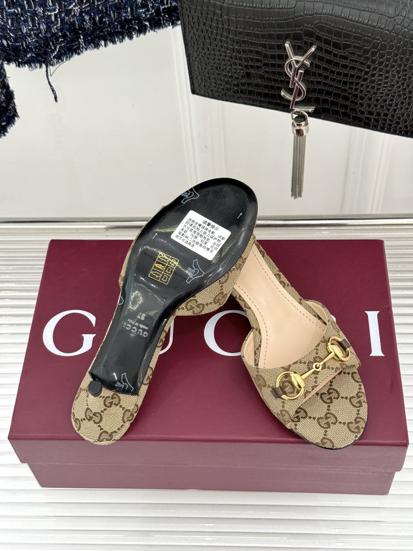 Gucci经典马衔扣鱼嘴猫跟拖鞋以经典马衔扣续写意式传奇 。鱼嘴剪裁轻露趾尖纤细猫跟勾勒曼妙线条慵懒拖鞋