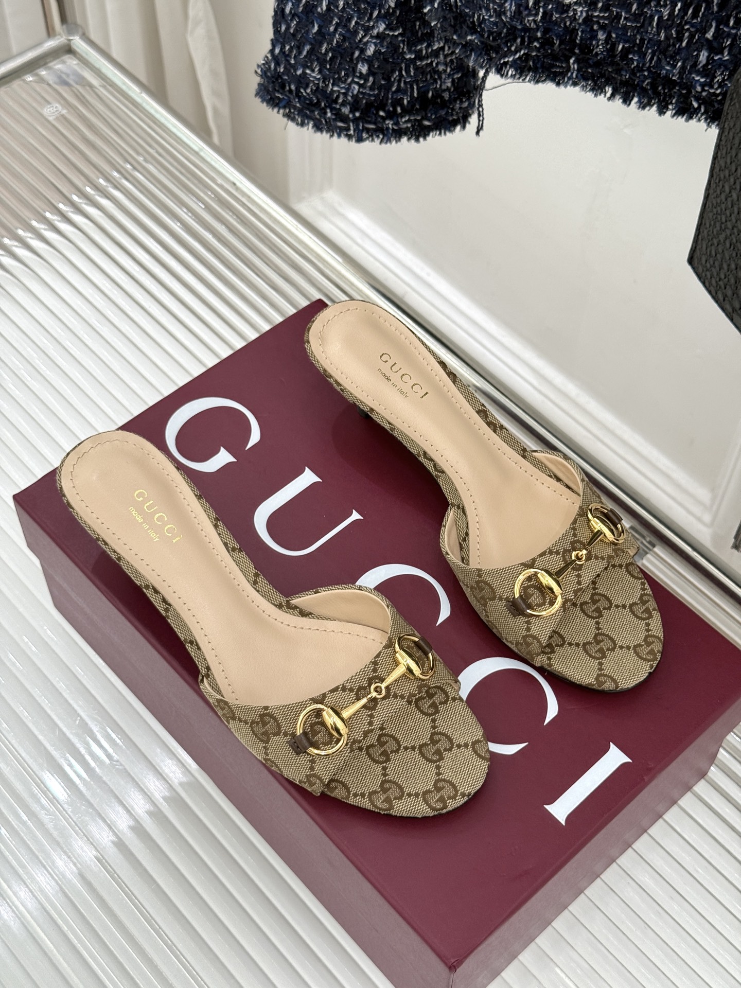 Gucci经典马衔扣鱼嘴猫跟拖鞋以经典马衔扣续写意式传奇 。鱼嘴剪裁轻露趾尖纤细猫跟勾勒曼妙线条慵懒拖鞋