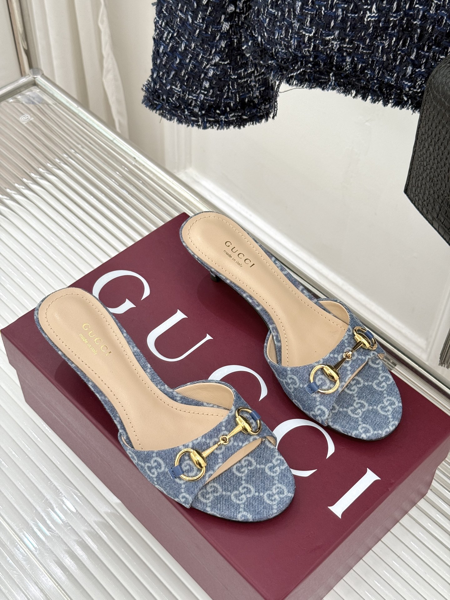 Gucci经典马衔扣鱼嘴猫跟拖鞋以经典马衔扣续写意式传奇 。鱼嘴剪裁轻露趾尖纤细猫跟勾勒曼妙线条慵懒拖鞋