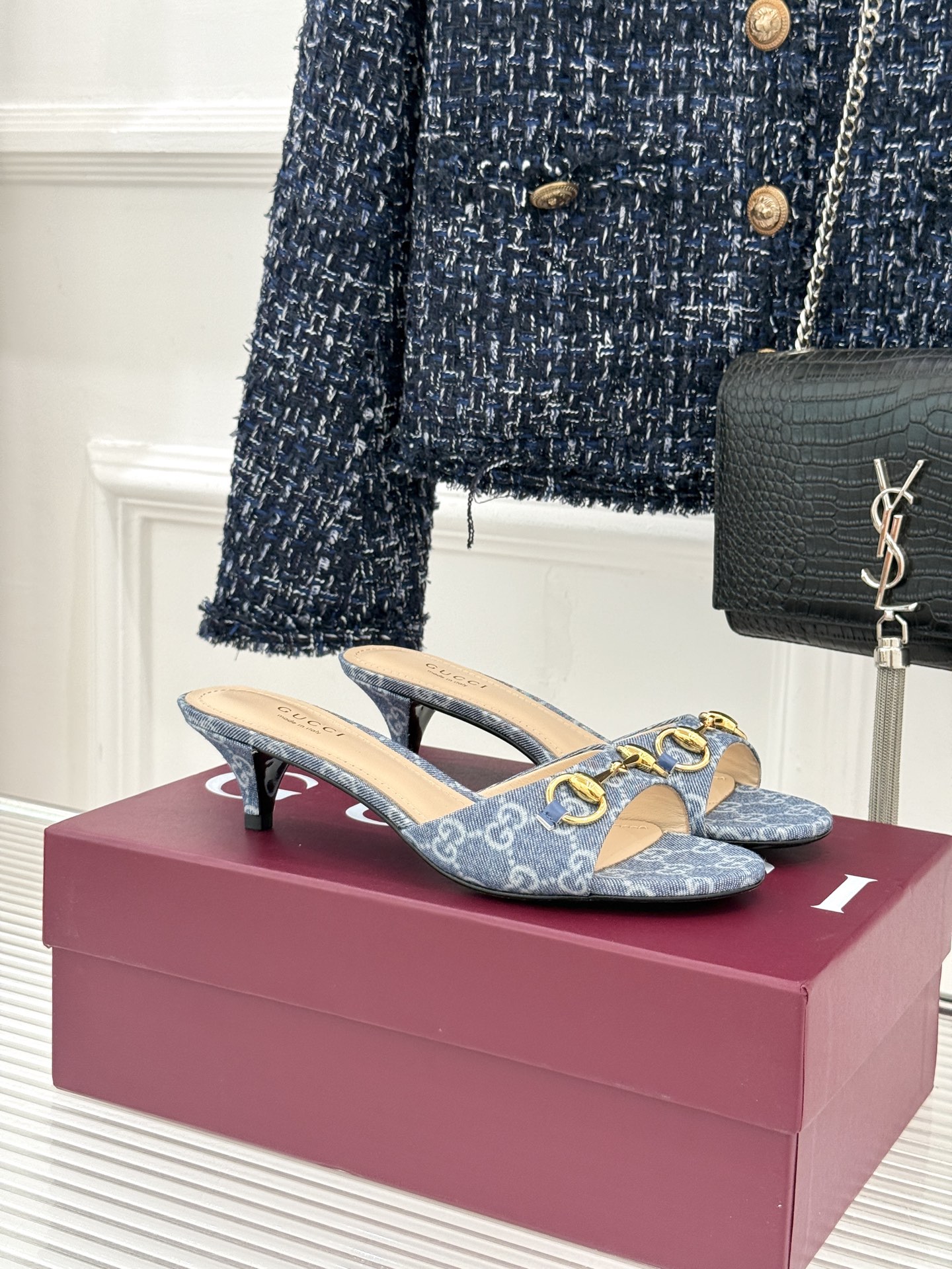 Gucci经典马衔扣鱼嘴猫跟拖鞋以经典马衔扣续写意式传奇 。鱼嘴剪裁轻露趾尖纤细猫跟勾勒曼妙线条慵懒拖鞋